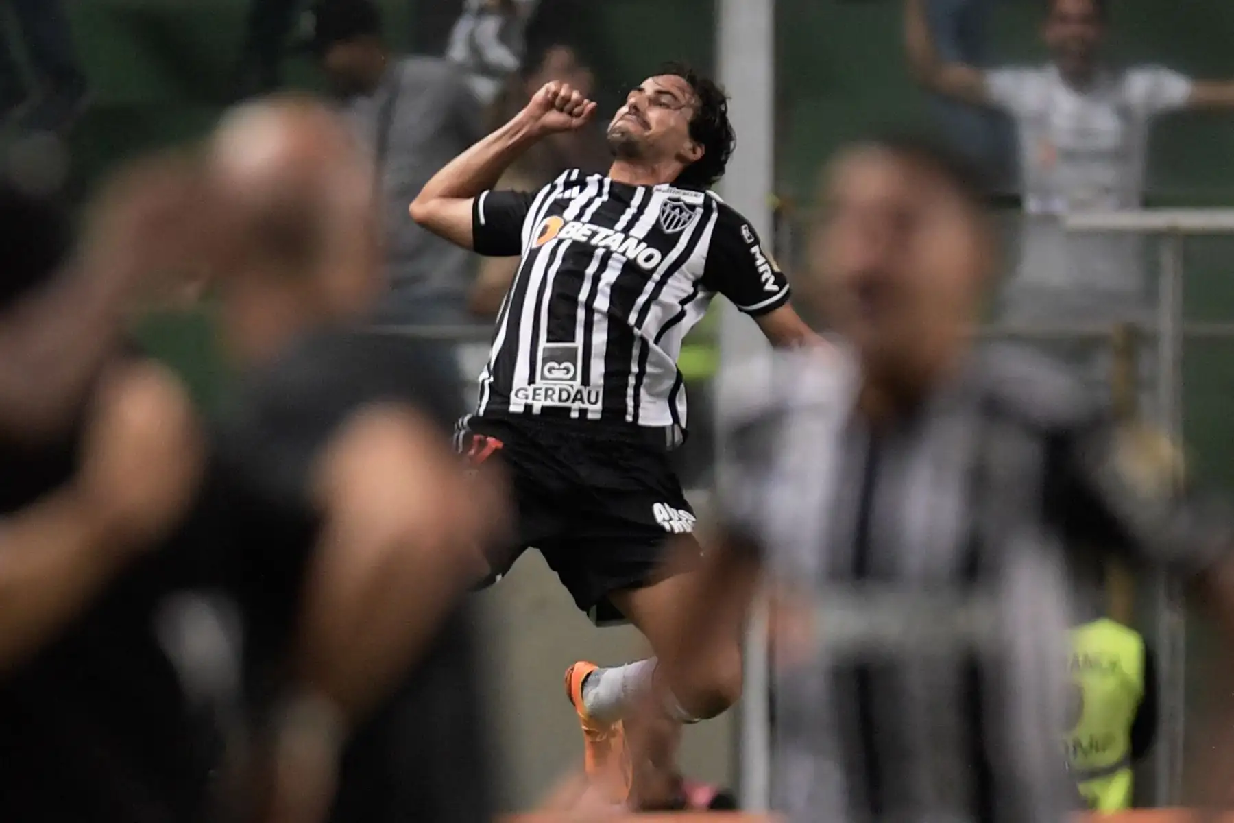 El mediocampista del Atlético Mineiro Igor Gomes (centro) celebra después de anotar contra Alianza Lima durante el partido de ida de la fase de grupos de la Copa Libertadores entre el Atlético Mineiro de Brasil y Alianza Lima de Perú, en el estadio Raimundo Sampaio en Belo Horizonte, Brasil, el 3 de mayo de 2023.
Foto: AFP
