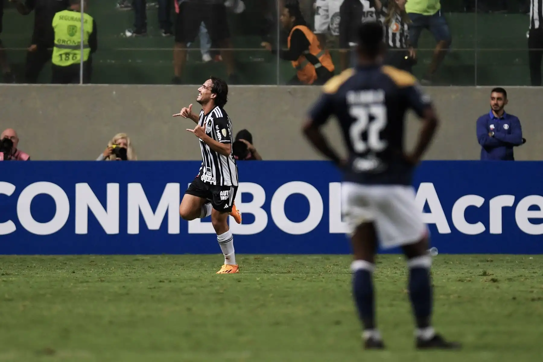 El mediocampista del Atlético Mineiro Igor Gomes (L) celebra después de anotar contra Alianza Lima durante el partido de ida de la fase de grupos de la Copa Libertadores entre el Atlético Mineiro de Brasil y Alianza Lima de Perú, en el estadio Raimundo Sampaio en Belo Horizonte, Brasil, el 3 de mayo de 2023.
Foto: AFP
