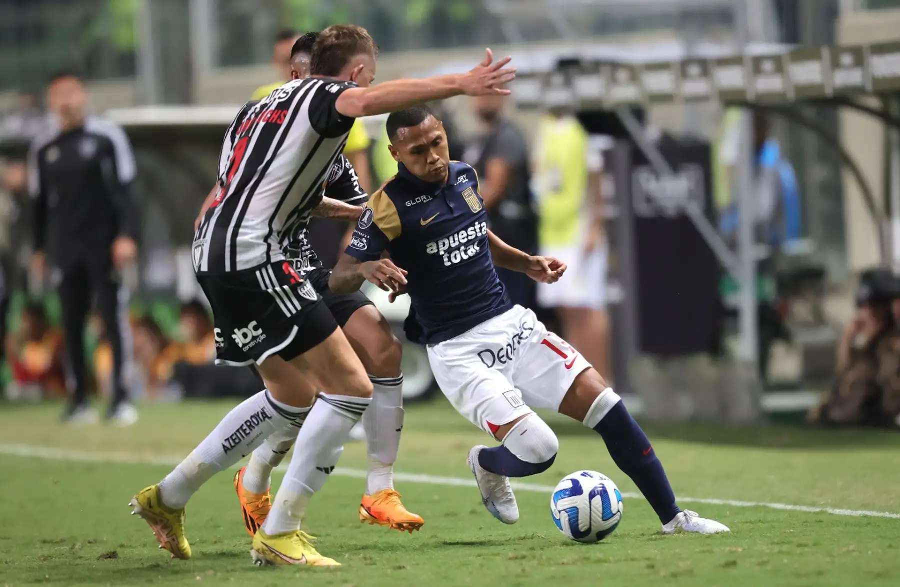 Bruno Fuchs (i) de Atlético Mineiro disputa el balón con Bryan Reyna (d) de Alianza Lima, hoy, durante el partido de la fase de grupos de la Copa Libertadores entre Atlético Mineiro de Brasil y el Club Alianza Lima peruano hoy, en el estadio Raimundo Sampaio, en Belo Horizonte (Brasil).
Foto: EFE