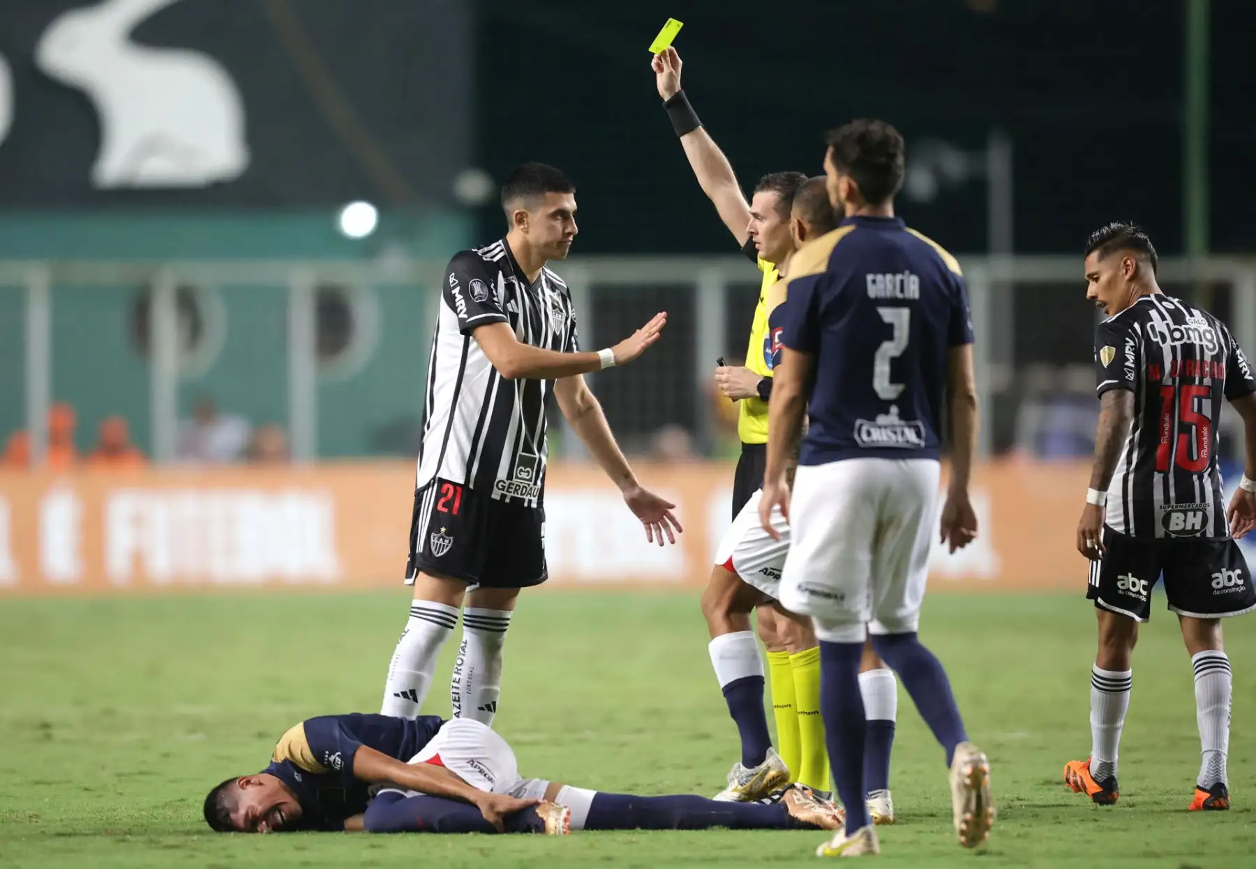 Rodrigo Battaglia de Atlético Mineiro recibe tarjeta amarilla hoy, durante el partido de la fase de grupos de la Copa Libertadores entre Atlético Mineiro de Brasil y el Club Alianza Lima peruano hoy, en el estadio Raimundo Sampaio, en Belo Horizonte (Brasil). 
Foto: EFE