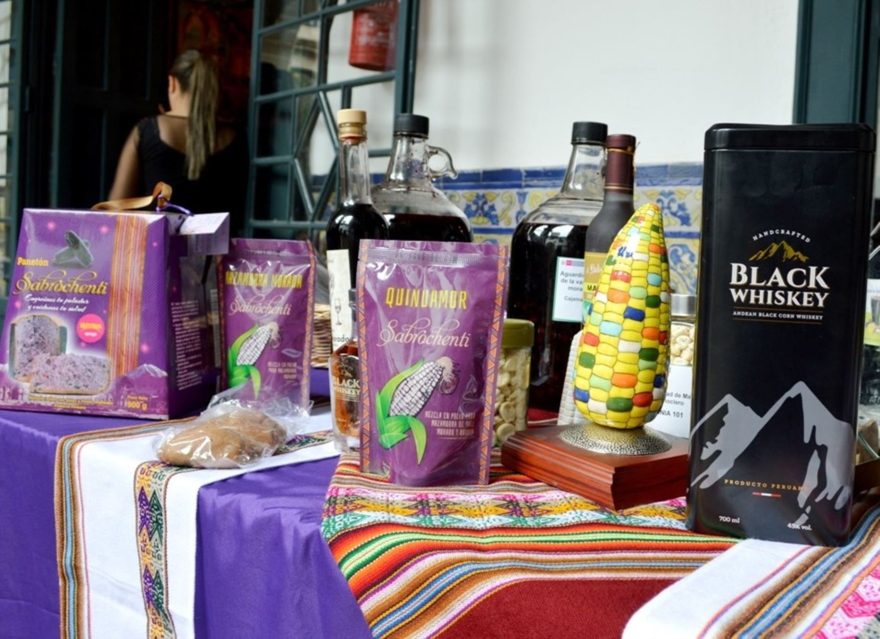 Whisky, panetón y otros productos elaborados con maíz morado se exhibirán en el Festival del Maíz que se realizará hoy en el distrito de Baños del Inca, región Cajamarca, por el Día Nacional del Maíz. Foto: ANDINA/difusión.