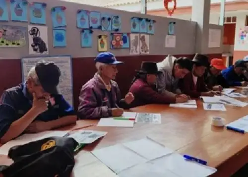 Un grupo de adultos mayores de Ayacucho aprende a leer y escribir con el apoyo de voluntarios del Ministerio de la Mujer y Poblaciones Vulnerables.