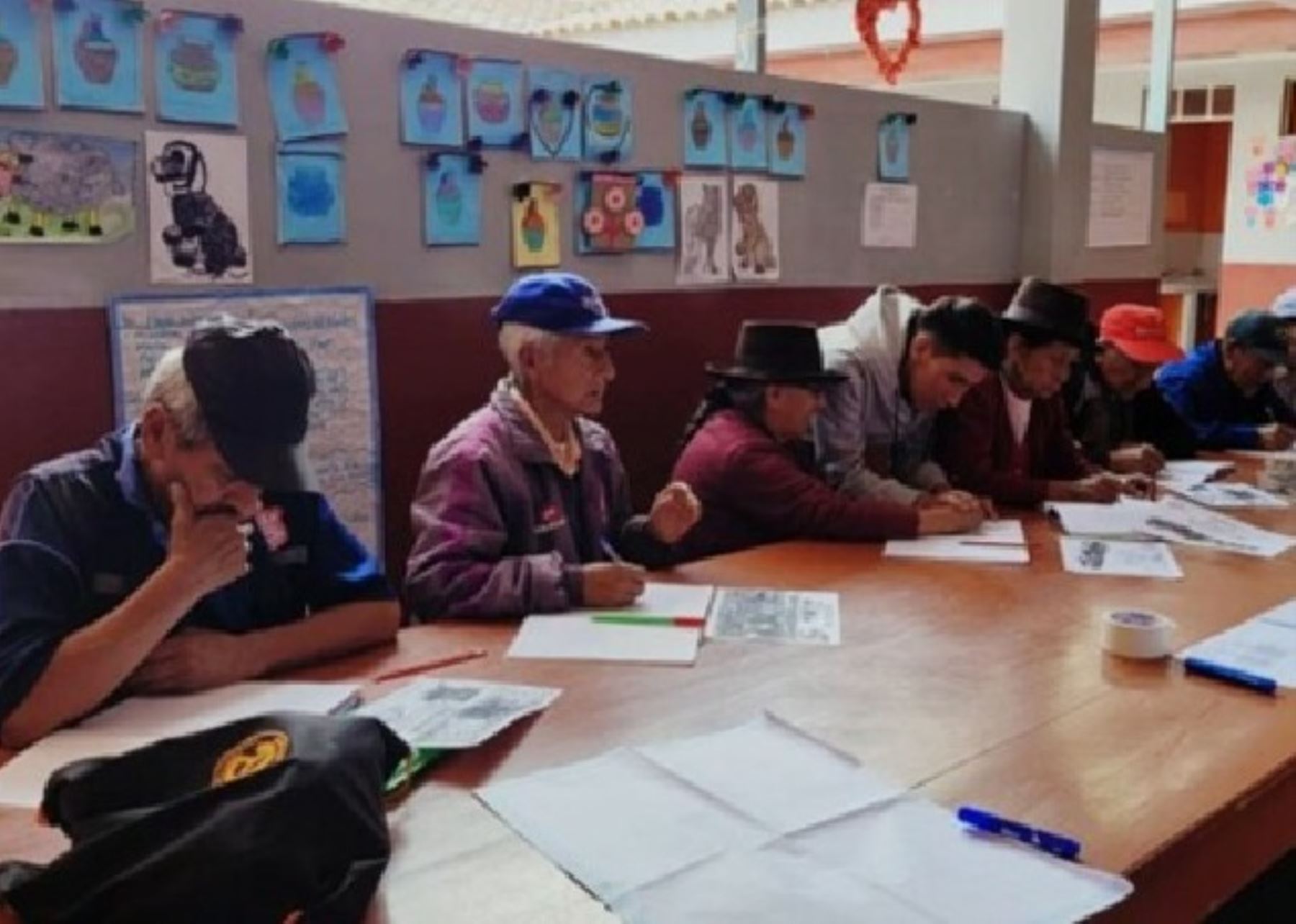 Un grupo de adultos mayores de Ayacucho aprende a leer y escribir con el apoyo de voluntarios del Ministerio de la Mujer y Poblaciones Vulnerables.