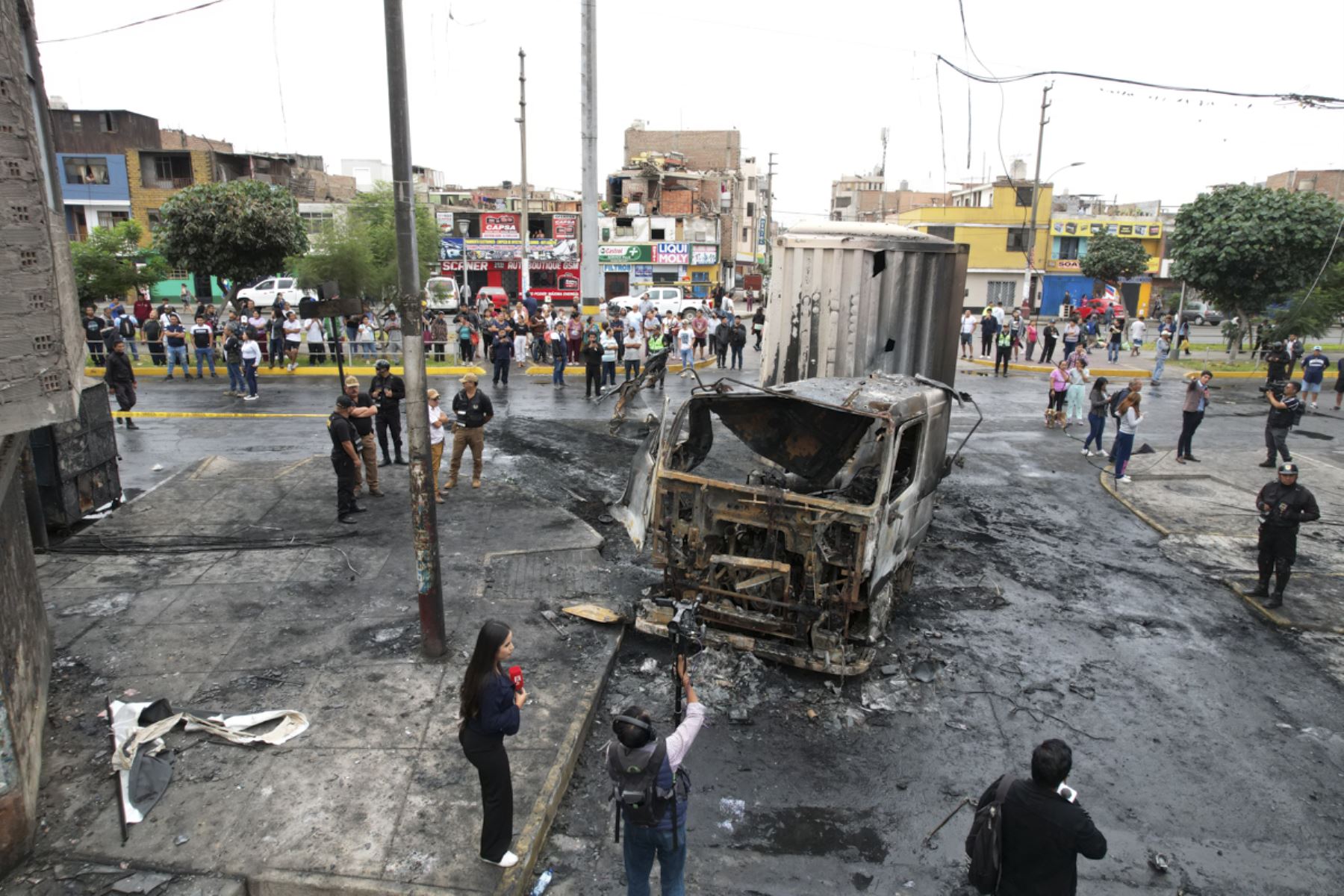 Al menos 6 heridos deja explosión tras choque de combi y tráiler en el distrito de San Martín de Porres. Foto: ANDINA/Juan Carlos Guzmán