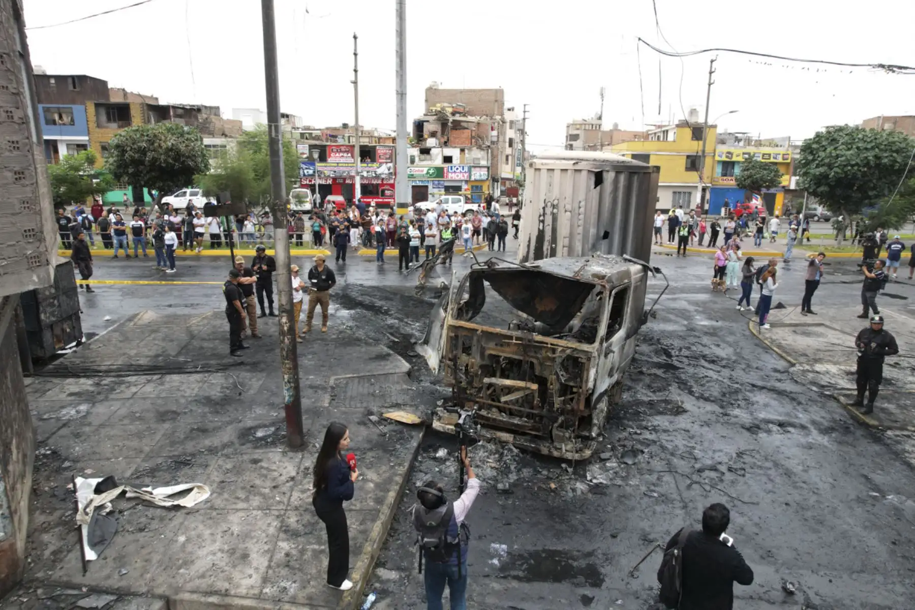 Al menos ocho personas han resultado heridas tras la explosión que dejó el choque de una combi y un trailer en el cruce del jirón Trujillo con la avenida Perú, en el distrito de San Martín de Porres. 

Foto: ANDINA/ Juan Carlos Guzmán