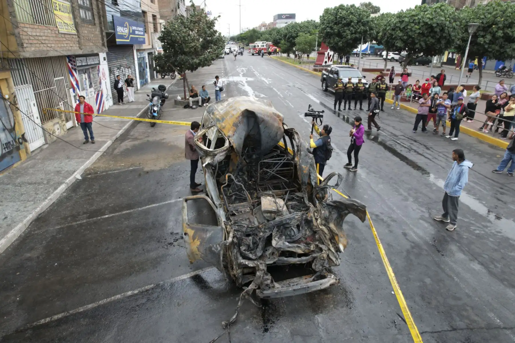 El incidente se registró aproximadamente a las 6 de la mañana a donde llegaron 5 unidades de bomberos para atender la emergencia. 

Foto: ANDINA/ Juan Carlos Guzmán
