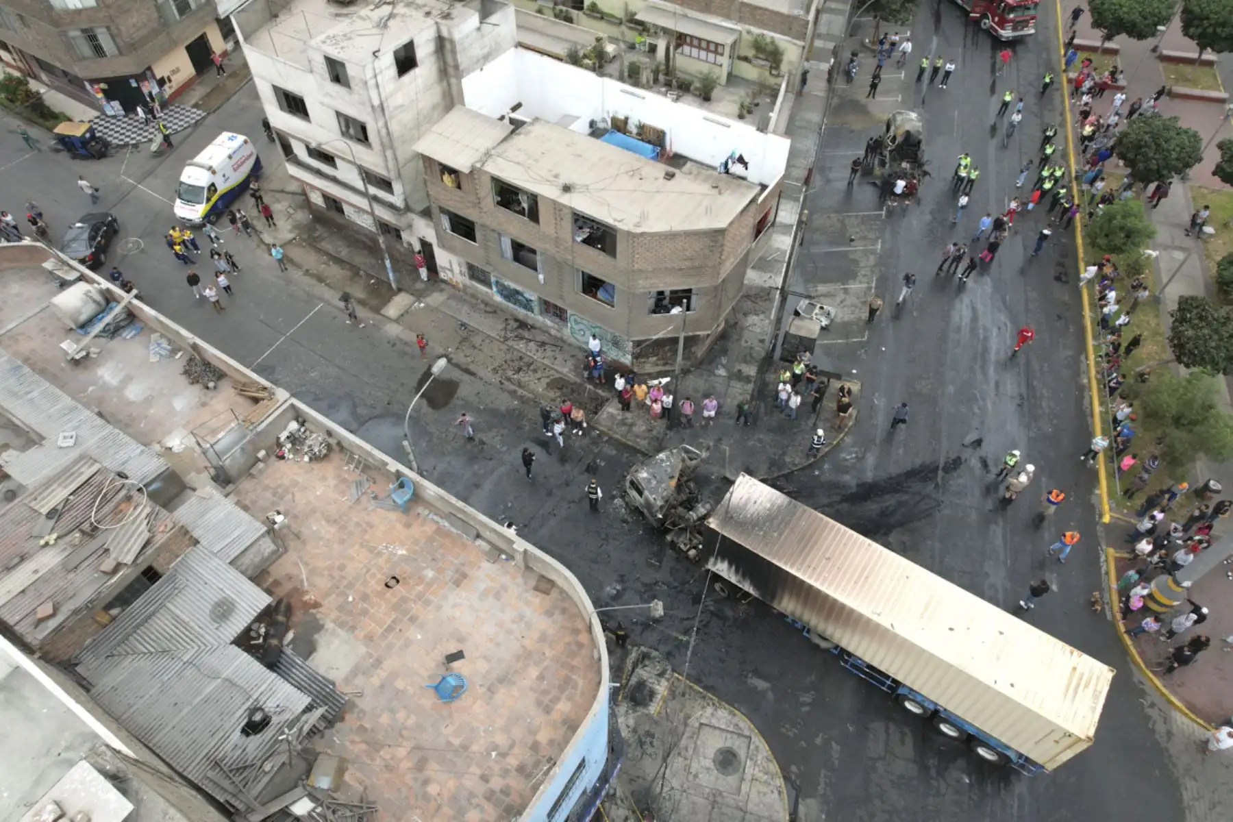 El incidente se registró aproximadamente a las 6 de la mañana a donde llegaron 5 unidades de bomberos para atender la emergencia. 

Foto: ANDINA/ Juan Carlos Guzmán