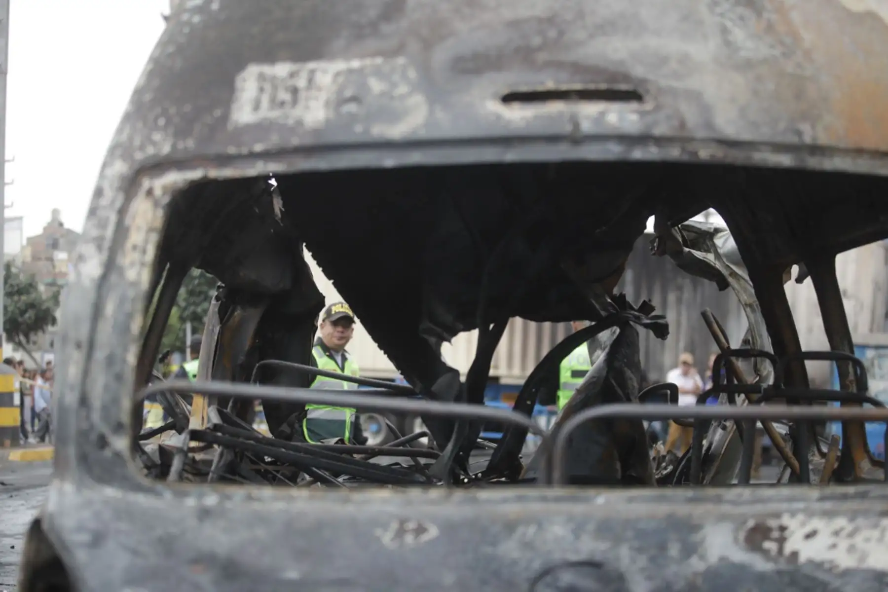 Al menos ocho personas han resultado heridas tras la explosión que dejó el choque de una combi y un trailer en el cruce del jirón Trujillo con la avenida Perú, en el distrito de San Martín de Porres. 

Foto: ANDINA/ Juan Carlos Guzmán