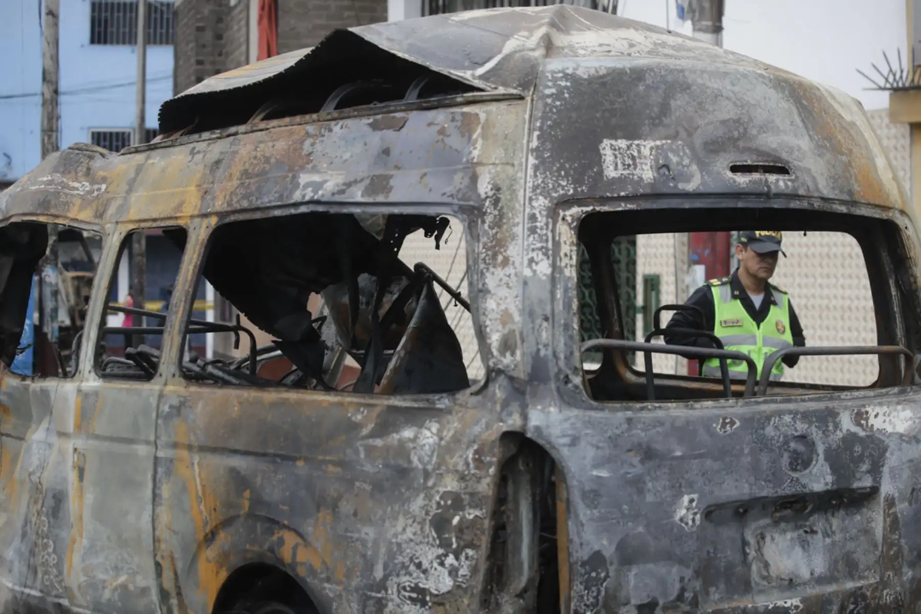 Al menos ocho personas han resultado heridas tras la explosión que dejó el choque de una combi y un trailer en el cruce del jirón Trujillo con la avenida Perú, en el distrito de San Martín de Porres. 

Foto: ANDINA/ Juan Carlos Guzmán