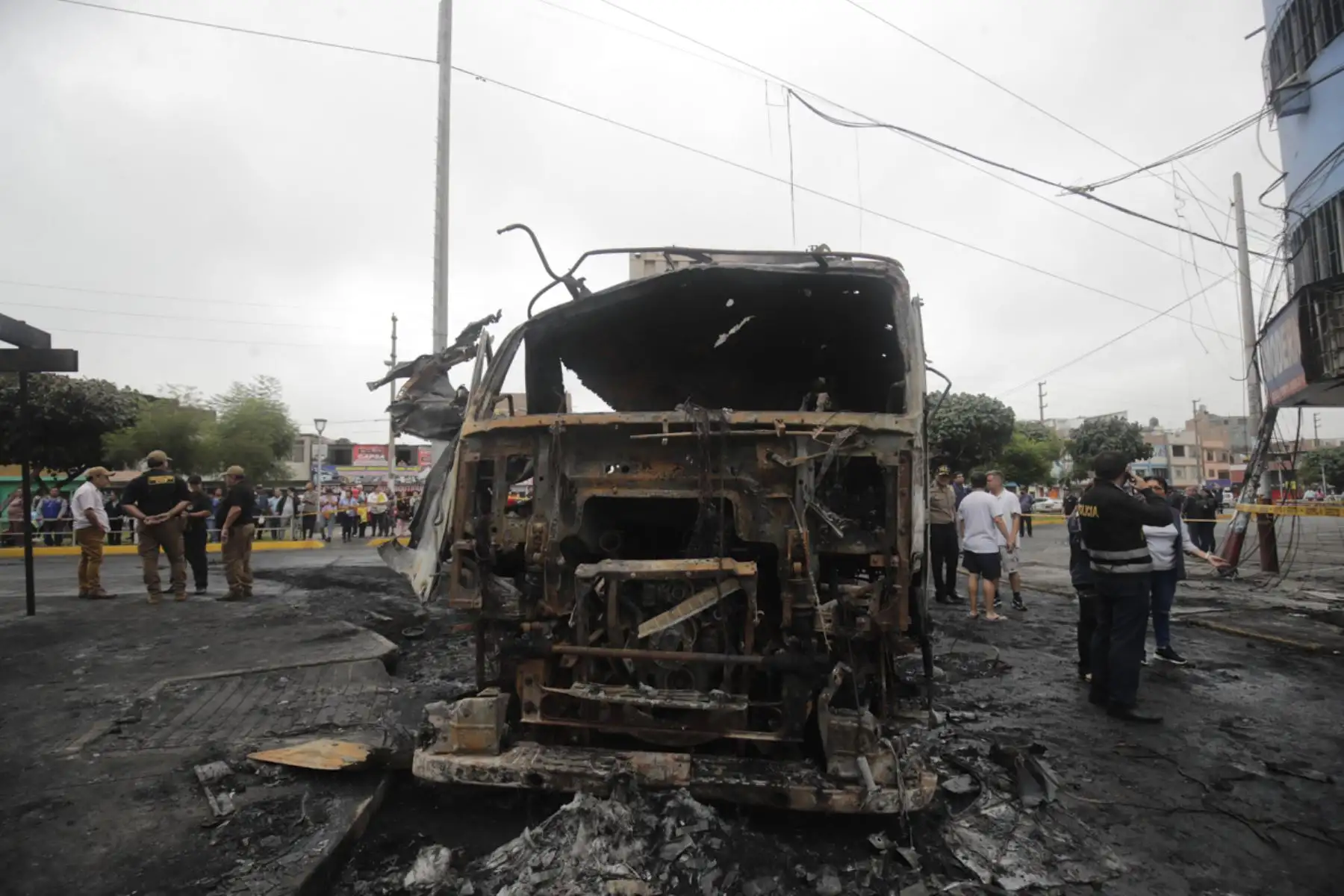 Al menos ocho personas han resultado heridas tras la explosión que dejó el choque de una combi y un trailer en el cruce del jirón Trujillo con la avenida Perú, en el distrito de San Martín de Porres. 

Foto: ANDINA/ Juan Carlos Guzmán