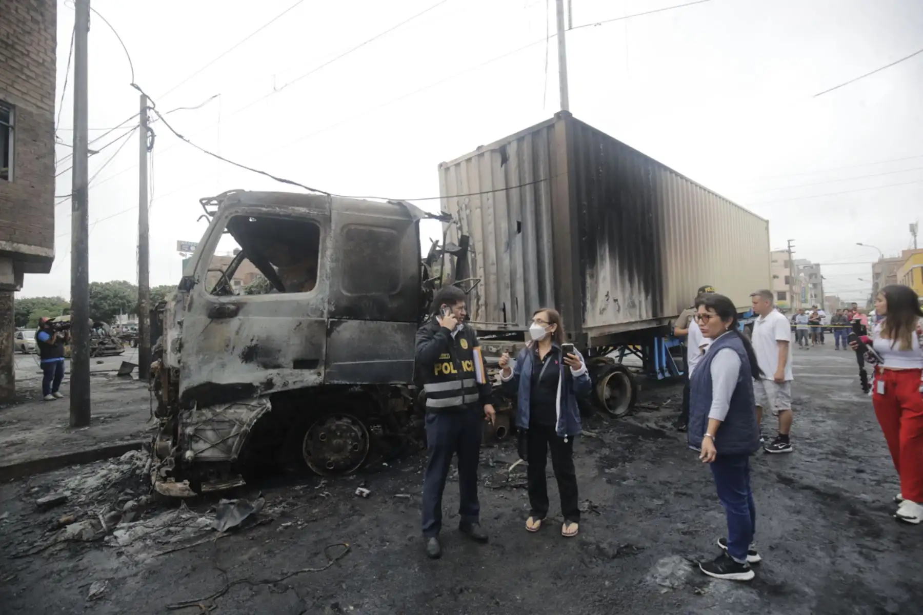 Al menos ocho personas han resultado heridas tras la explosión que dejó el choque de una combi y un trailer en el cruce del jirón Trujillo con la avenida Perú, en el distrito de San Martín de Porres. 

Foto: ANDINA/ Juan Carlos Guzmán