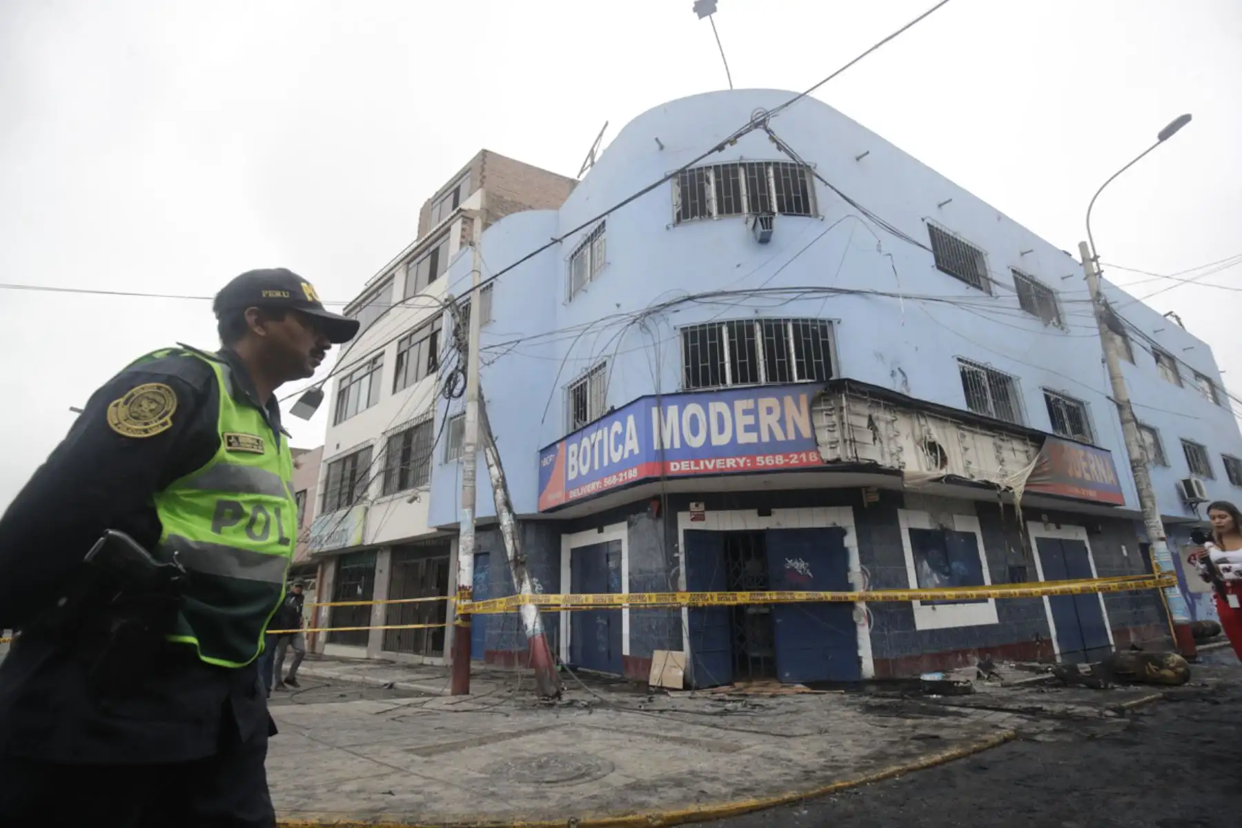 Al menos ocho personas han resultado heridas tras la explosión que dejó el choque de una combi y un trailer en el cruce del jirón Trujillo con la avenida Perú, en el distrito de San Martín de Porres. 

Foto: ANDINA/ Juan Carlos Guzmán
