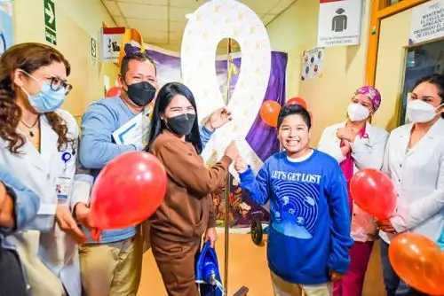 Entre aplausos, arropado por el cariño de sus padres y del personal de la institución, el pequeño Stiven P.R. tocó la campana de la victoria y recibió un diploma que reconocía su valentía y coraje para enfrentar la enfermedad. Foto: ANDINA/Difusión