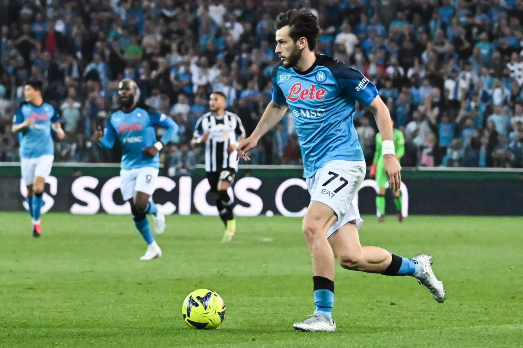 El delantero georgiano del Napoli, Khvicha Kvaratskhelia, corre con el balón durante el partido de fútbol de la Serie A italiana entre el Udinese y el Napoli. Foto: AFP