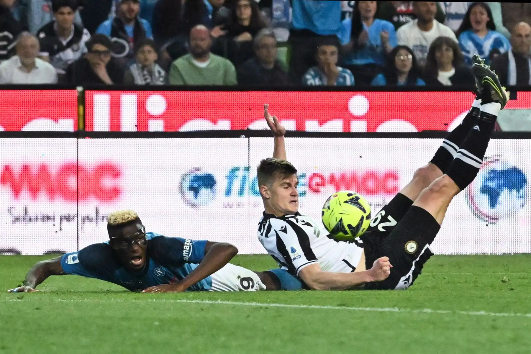 El delantero nigeriano del Napoli Victor Osimhen y el defensa esloveno del Udinese Jaka Bijol chocan en el área penal durante el partido de fútbol de la Serie A italiana entre el Udinese y el Napoli el 4 de mayo de 2023 en el estadio Friuli de Udine. (Foto: ANDINA/ AFP