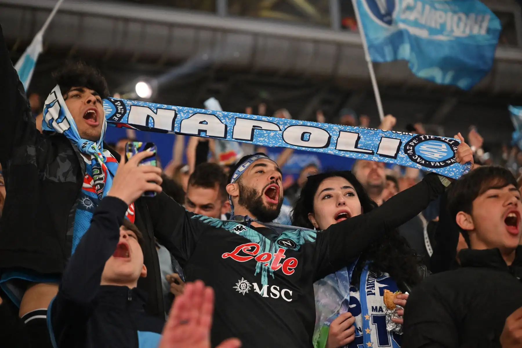Los fanáticos del SSC Napoli animan en el estadio Maradona, donde los fanáticos se reunieron para ver en una pantalla gigante la transmisión en vivo del partido entre Udinese y Napoli jugado en Uddine, anticipando la celebración de los campeones italianos del club " Scudetto" título. Napoli ha estado esperando 33 años para ser nombrado campeón italiano Foto: ANDINA/AFP