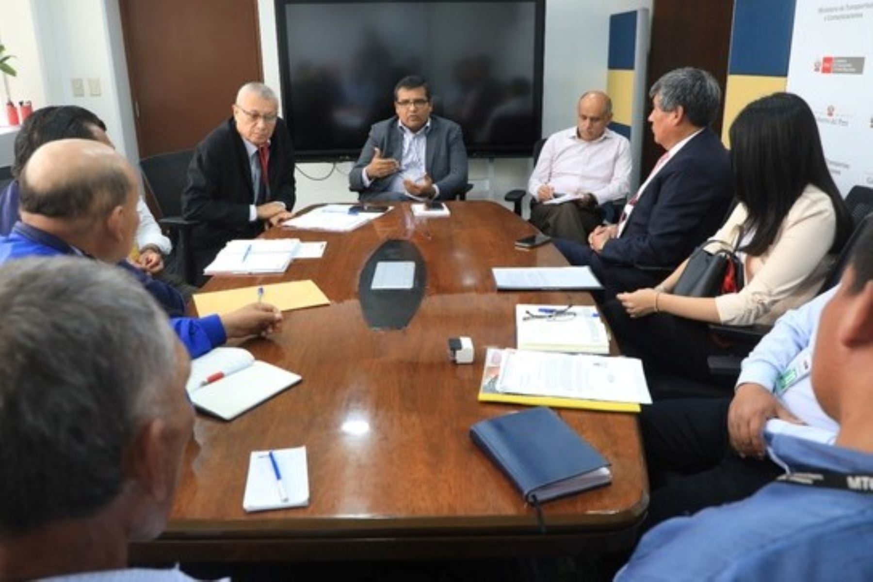 El viceministro de Transportes, Alberto Ñecco, se reunió con alcaldes ayacuchanos y el gobernador de Ayacucho, Wilfredo Oscorima. Foto: MTC