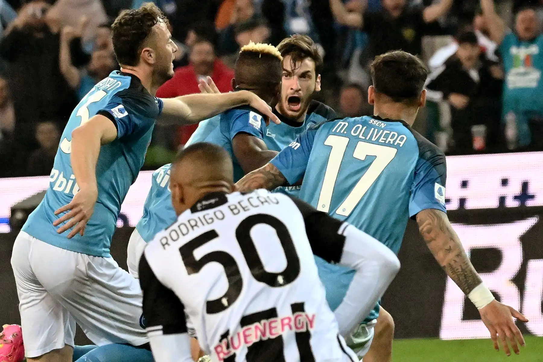 El delantero nigeriano del Napoli Victor Osimhen celebra con el delantero georgiano del Napoli Khvicha Kvaratskhelia (Rear C) después de anotar un empate durante el partido de fútbol de la Serie A italiana entre Udinese y Napoli. Foto: ANDINA/ AFP