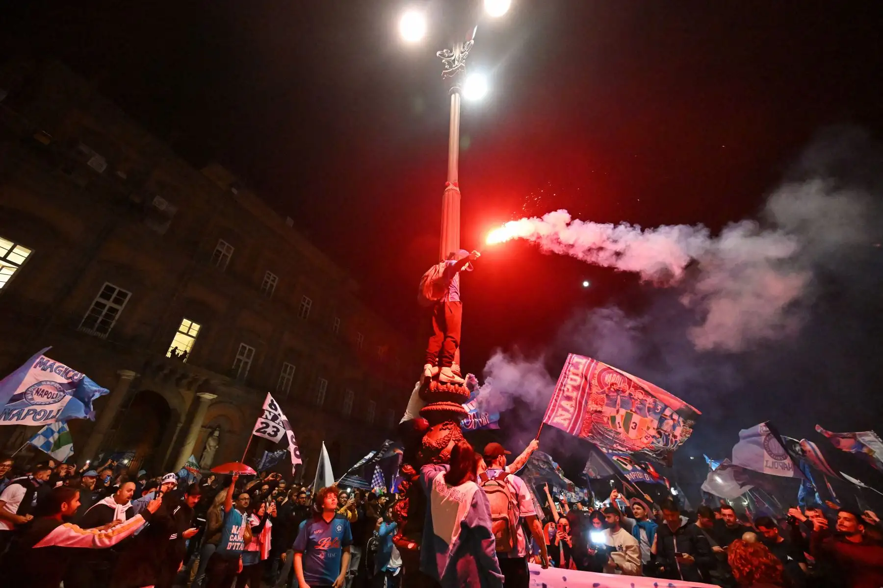 Los fanáticos del SSC Napoli se reúnen el 4 de mayo de 2023 en Nápoles, anticipando la celebración del título de "Scudetto" de campeón italiano del club, ya que Napoli está jugando un partido potencialmente decisivo en Udine. - Napoli ha estado esperando 33 años para ser nombrado campeón italiano. Foto:ANDINA/ AFP