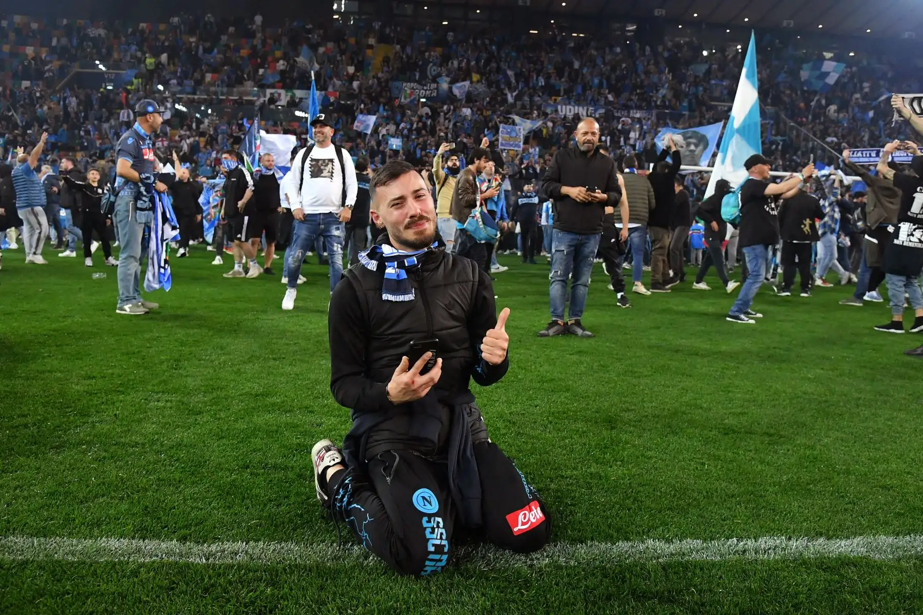 Los fanáticos de Napoli celebran después del partido de fútbol de la Serie A italiana entre Udinese y Napoli  puso fin a una espera de 33 años para ganar la Serie A de Italia el 4 de mayo después de un empate 1-1 en Udinese aseguró su tercer título de liga y emuló a los grandes equipos dirigidos por Diego Maradona. Foto:ANDINA/ AFP