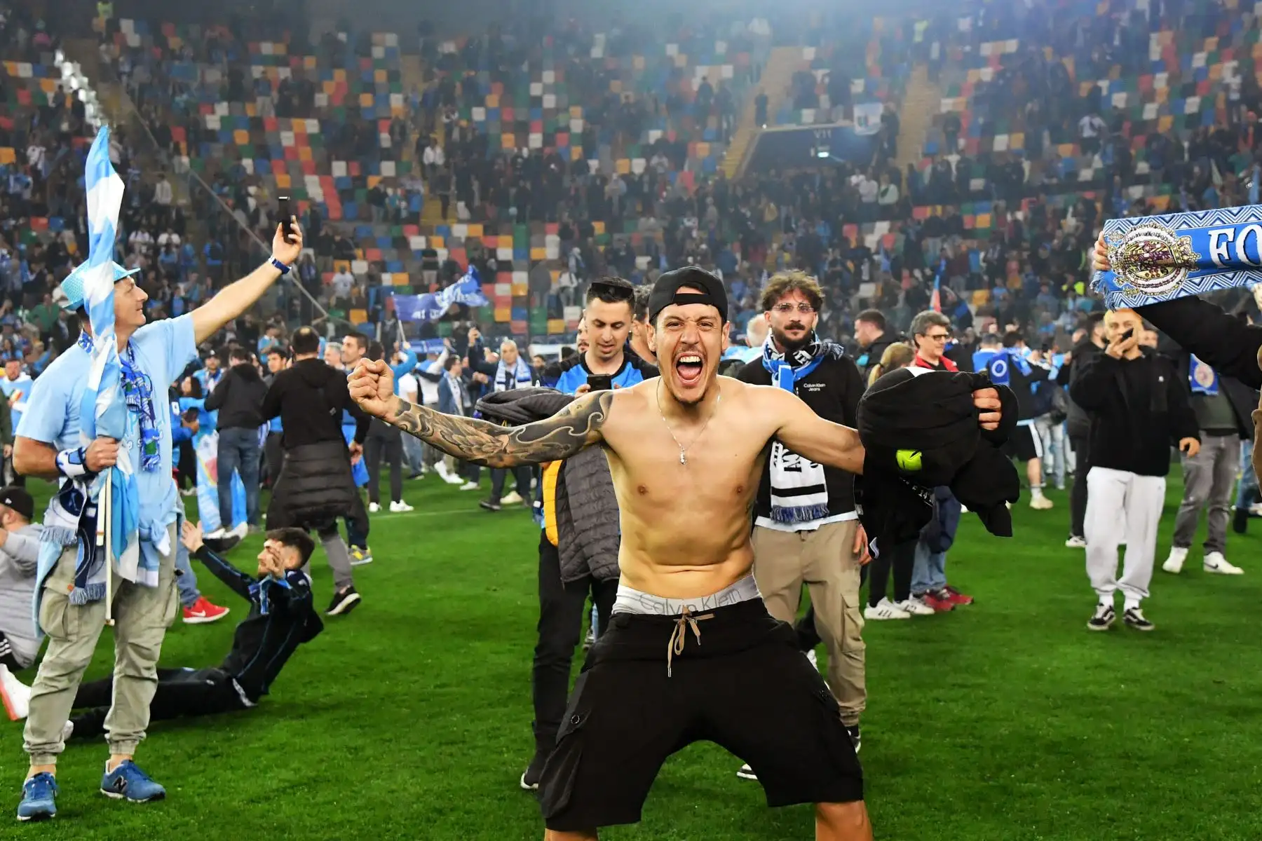 Los fanáticos del Napoli invaden el campo para celebrar después del partido de fútbol de la Serie A italiana entre el Udinese y el Napoli, puso fin a una espera de 33 años para ganar la Serie A de Italia el 4 de mayo después de un empate 1-1 en Udinese aseguró su tercer título de liga y emuló a los grandes equipos dirigidos por Diego Maradona. Foto:ANDINA/AFP