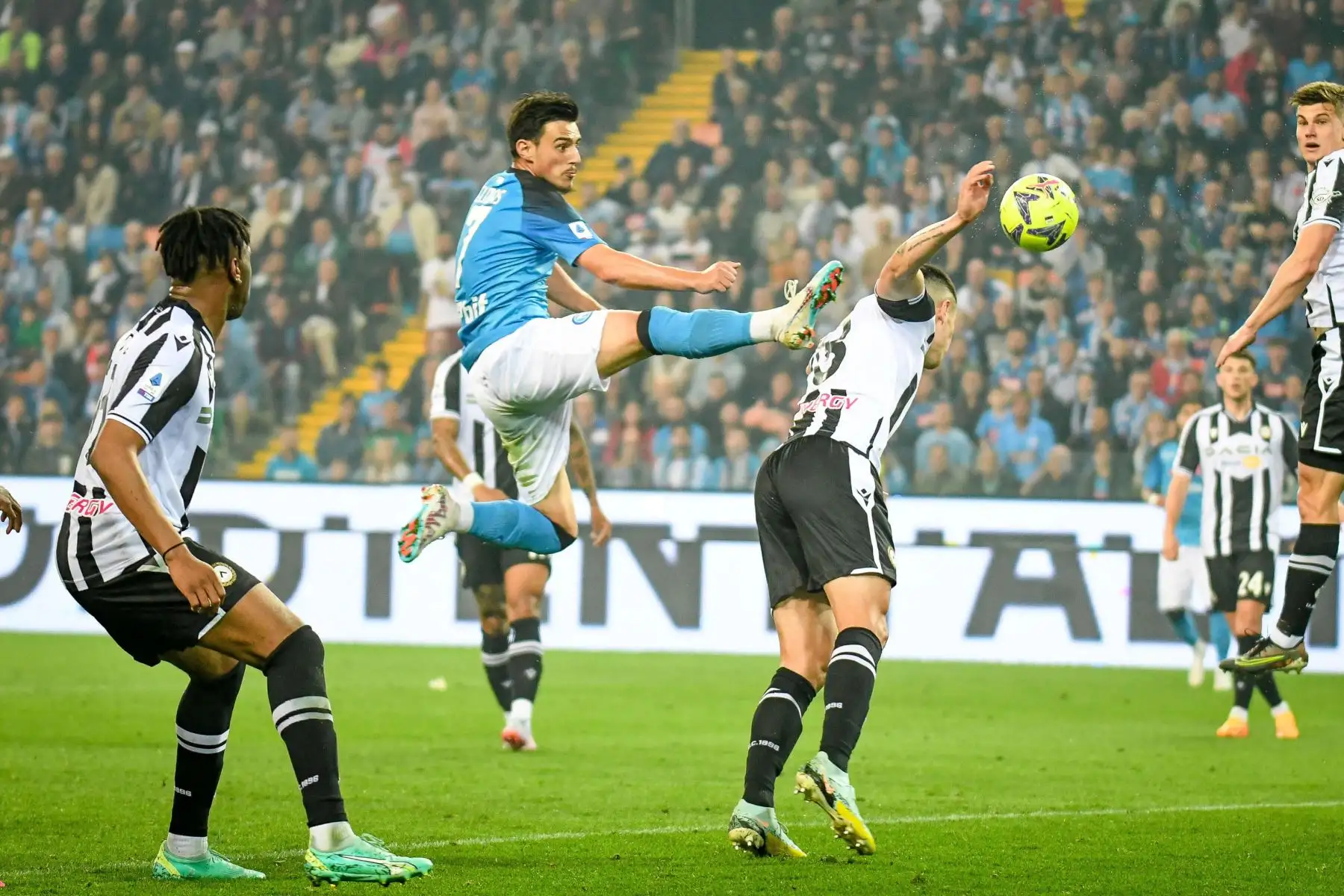 Eljif Elma  del Napoli comete una falta contra Nehuen Pérez del Udinese durante el partido de fútbol de la Serie A italiana Udinese Calcio vs SSC Napoli en el estadio Friuli  Dacia Arena de Udine, Italia. Foto:ANDINA/ EFE