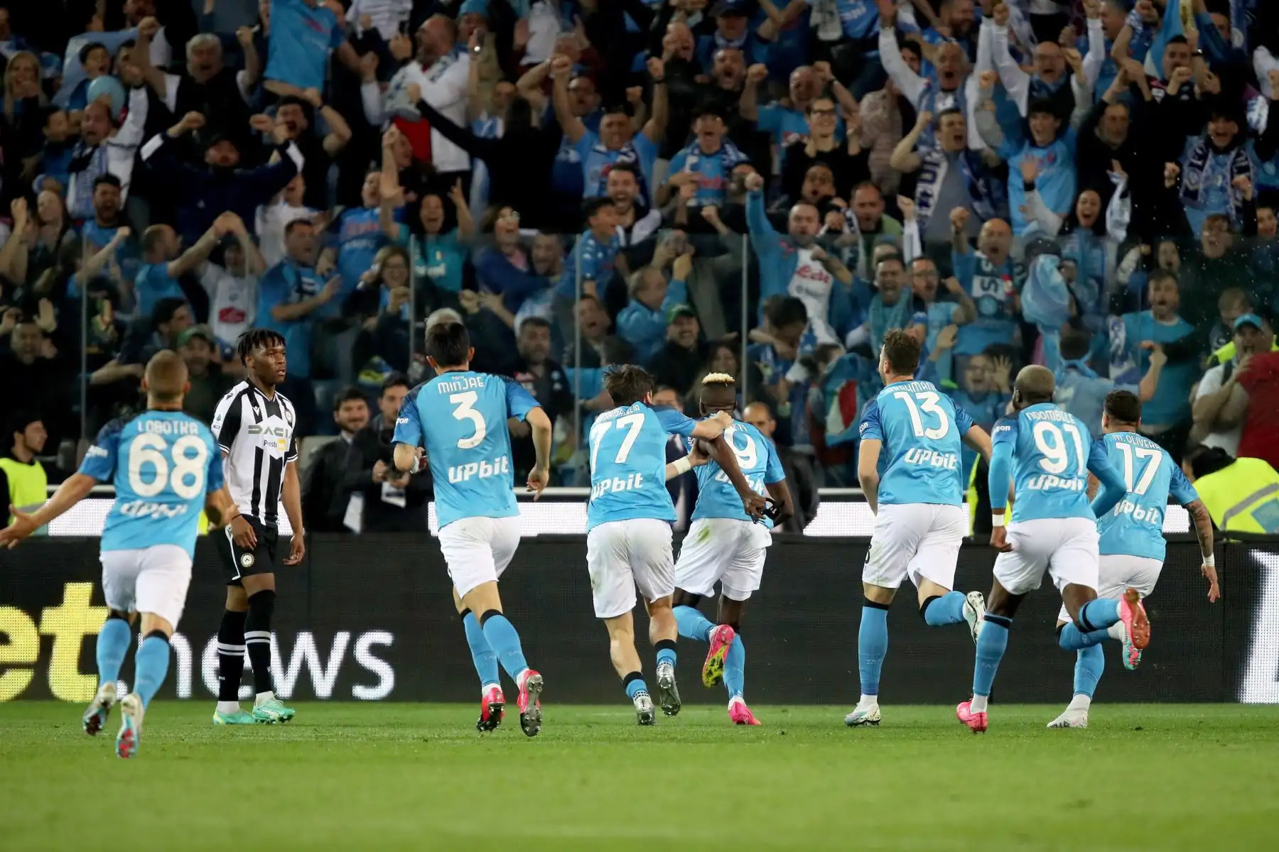 Victor Osimhen del Napoli celebra tras anotar el 1-1 en el partido de fútbol de la Serie A italiana Udinese Calcio vs SSC Napoli en el estadio Friuli - Dacia Arena de Udine. Foto:ANDINA/ EFE