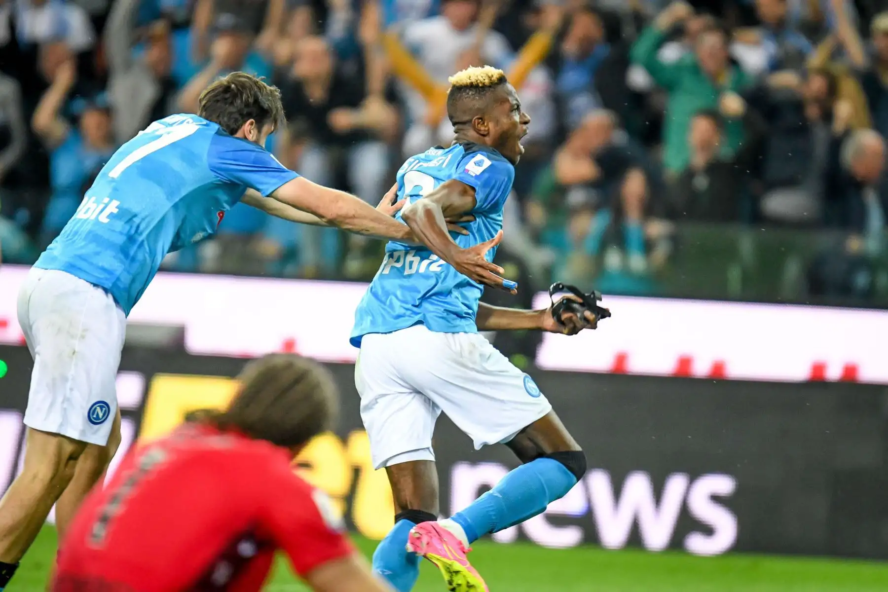 Victor Osimhen del Napoli celebra tras marcar el 1-1 en el partido de fútbol de la Serie A italiana Udinese Calcio vs SSC Napoli en el estadio Friuli - Dacia Arena de Udine. Foto:ANDINA/ EFE.