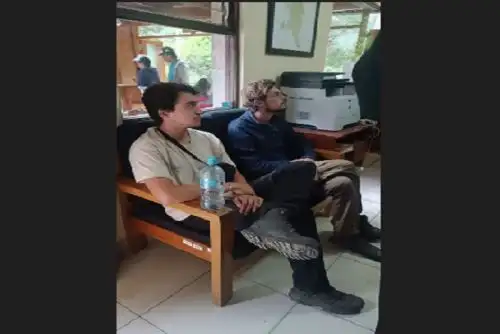 El visitante suizo que burló la vigilancia fue identificado como Gilles Metroz y posaba desnudo para la lente de su compañero francés, Lucas Yves Marc Deveque.