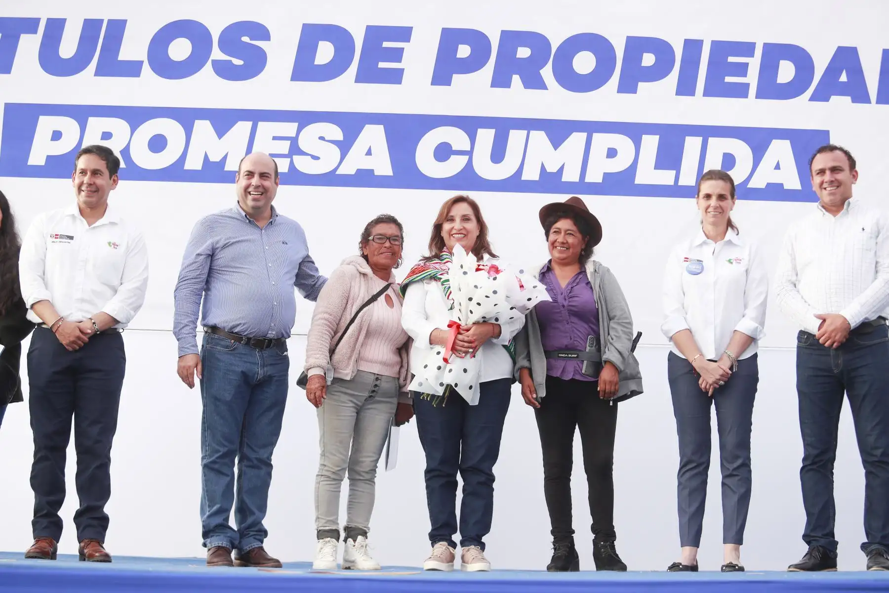 Presidenta Dina Boluarte participa en la ceremonia de entrega de 2000 títulos de propiedad que realiza la Municipalidad Provincial del Callao, en Pachacútec, Ventanilla.Foto:ANDINA/Prensa Presidencia