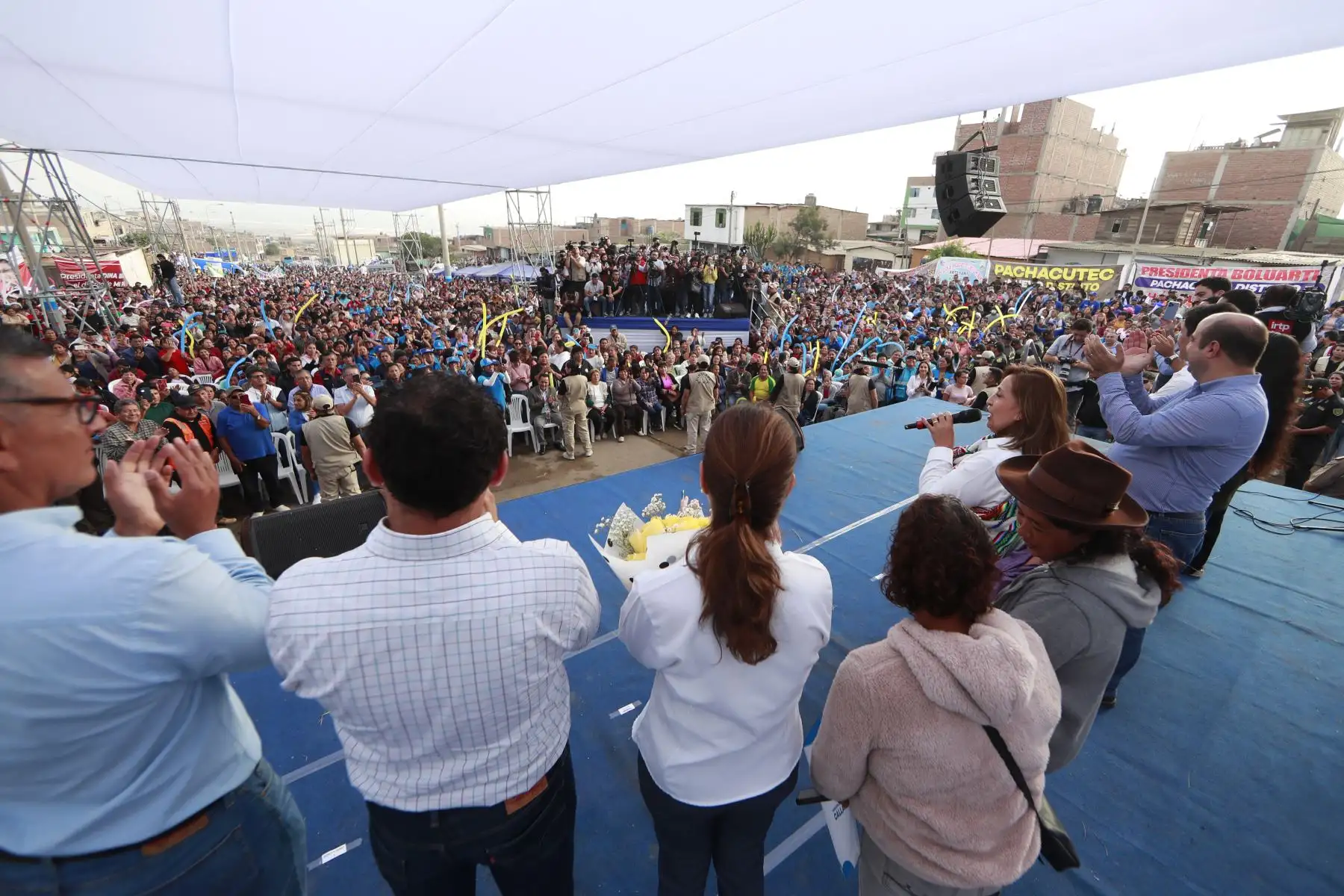 Presidenta Dina Boluarte participa en la ceremonia de entrega de 2000 títulos de propiedad que realiza la Municipalidad Provincial del Callao, en Pachacútec, Ventanilla.Foto:ANDINA/Prensa Presidencia