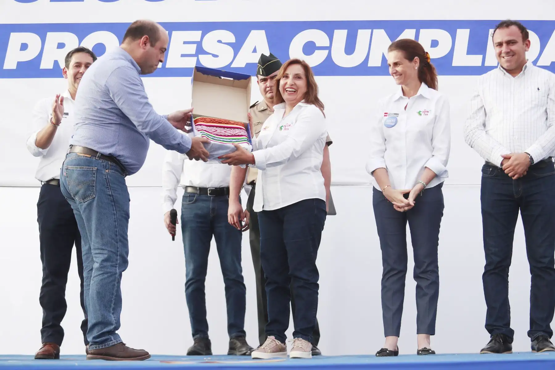 Presidenta Dina Boluarte participa en la ceremonia de entrega de 2000 títulos de propiedad que realiza la Municipalidad Provincial del Callao, en Pachacútec, Ventanilla.Foto:ANDINA/Prensa Presidencia