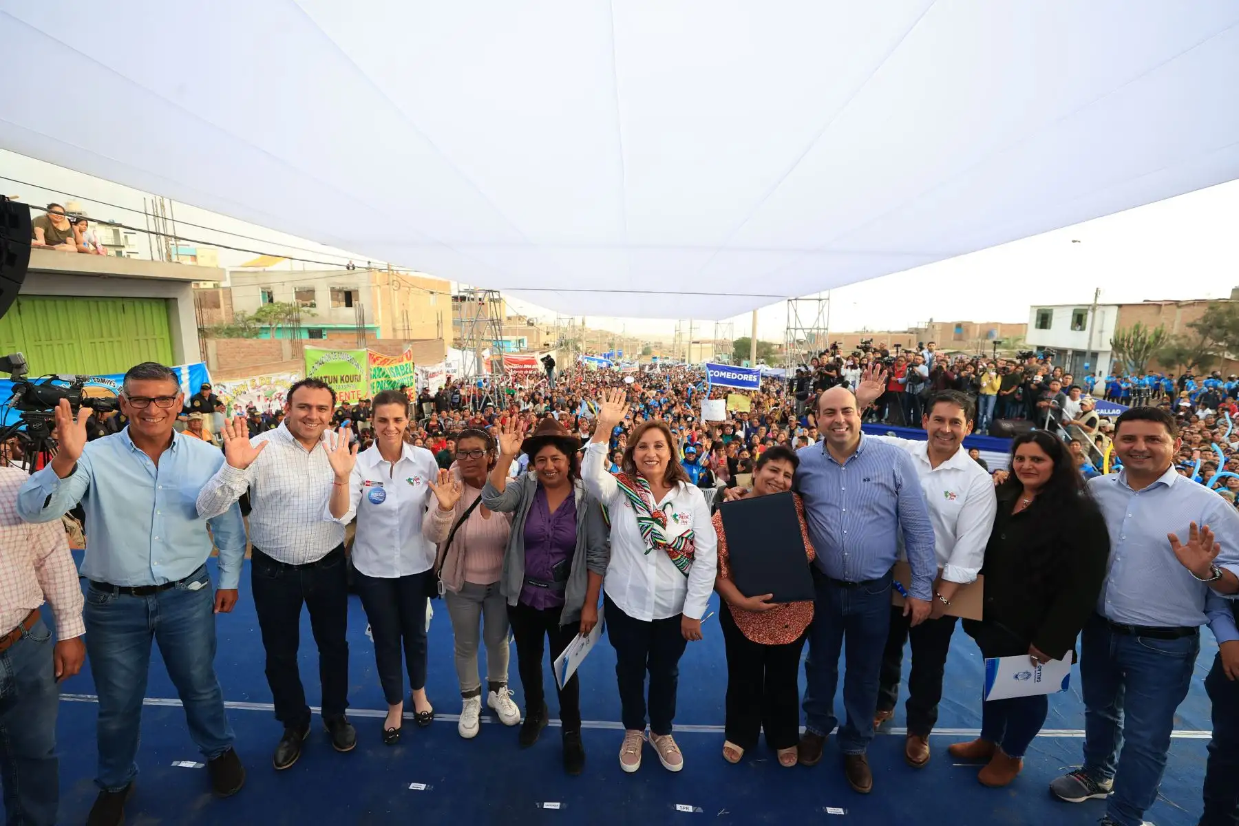 Presidenta Dina Boluarte participa en la ceremonia de entrega de 2000 títulos de propiedad que realiza la Municipalidad Provincial del Callao, en Pachacútec, Ventanilla.Foto:ANDINA/Prensa Presidencia