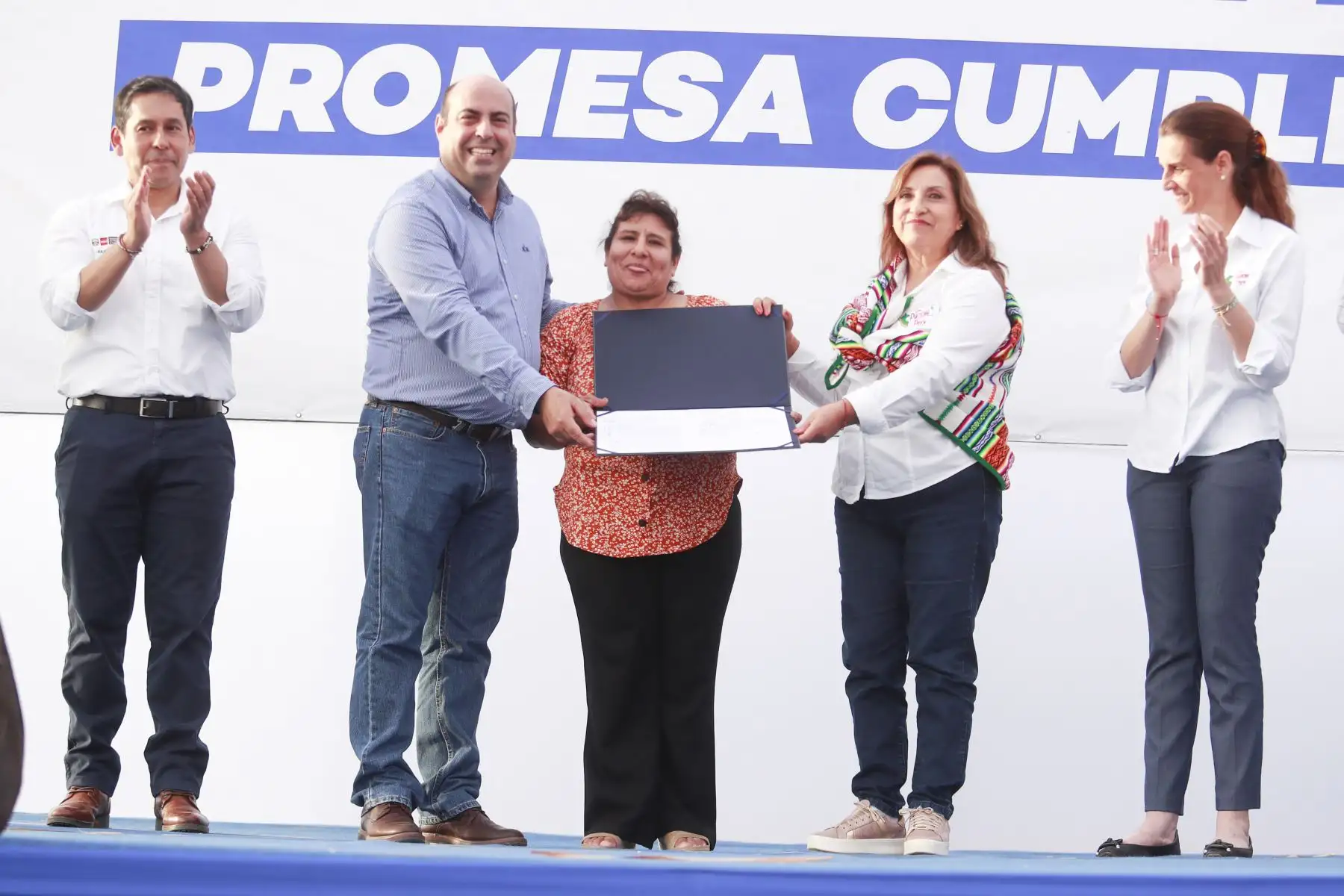 Presidenta Dina Boluarte participa en la ceremonia de entrega de 2000 títulos de propiedad que realiza la Municipalidad Provincial del Callao, en Pachacútec, Ventanilla.Foto:ANDINA/Prensa Presidencia