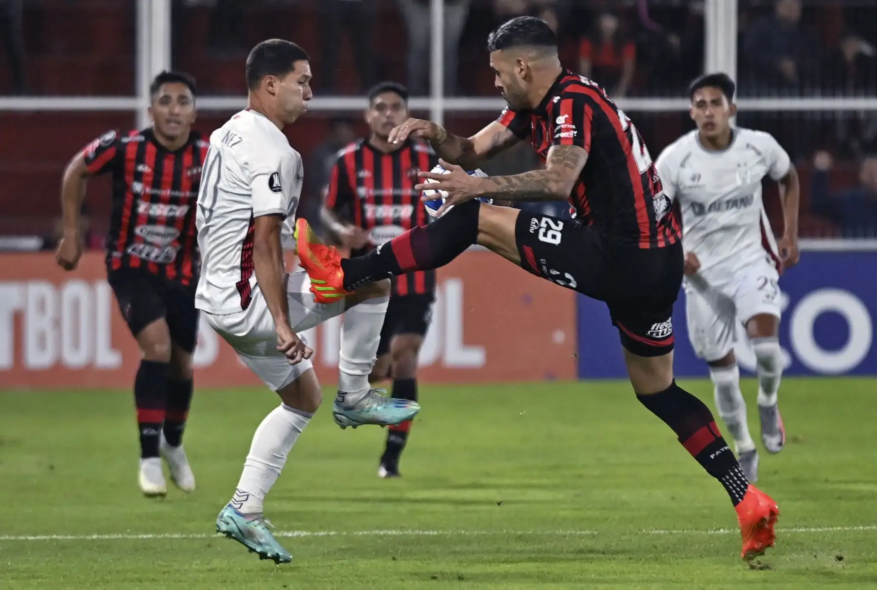 El mediocampista argentino de Melgar Tomás Martínez  y el defensa del Patronato Cristian González disputan el balón durante el partido de ida de la fase de grupos de la Copa Libertadores entre el Patronato de Argentina y Melgar de Perú.  Foto:ANDINA/ AFP