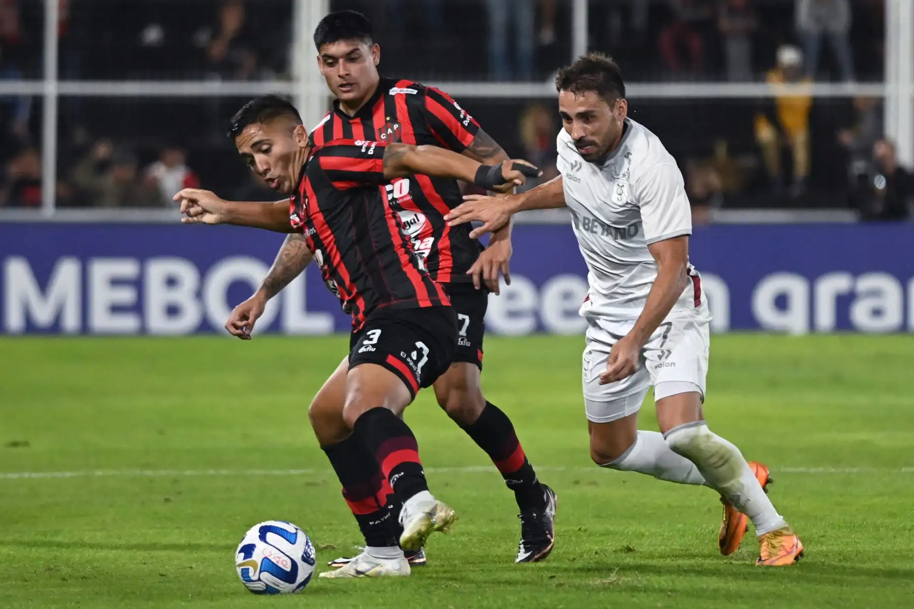 El defensa del Patronato Facundo Cobos  y el delantero argentino de Melgar Cristian Bordacahar disputan el balón durante el partido de ida de la fase de grupos de la Copa Libertadores entre el Patronato de Argentina y Melgar de Perú. Foto:ANDINA/ AFP