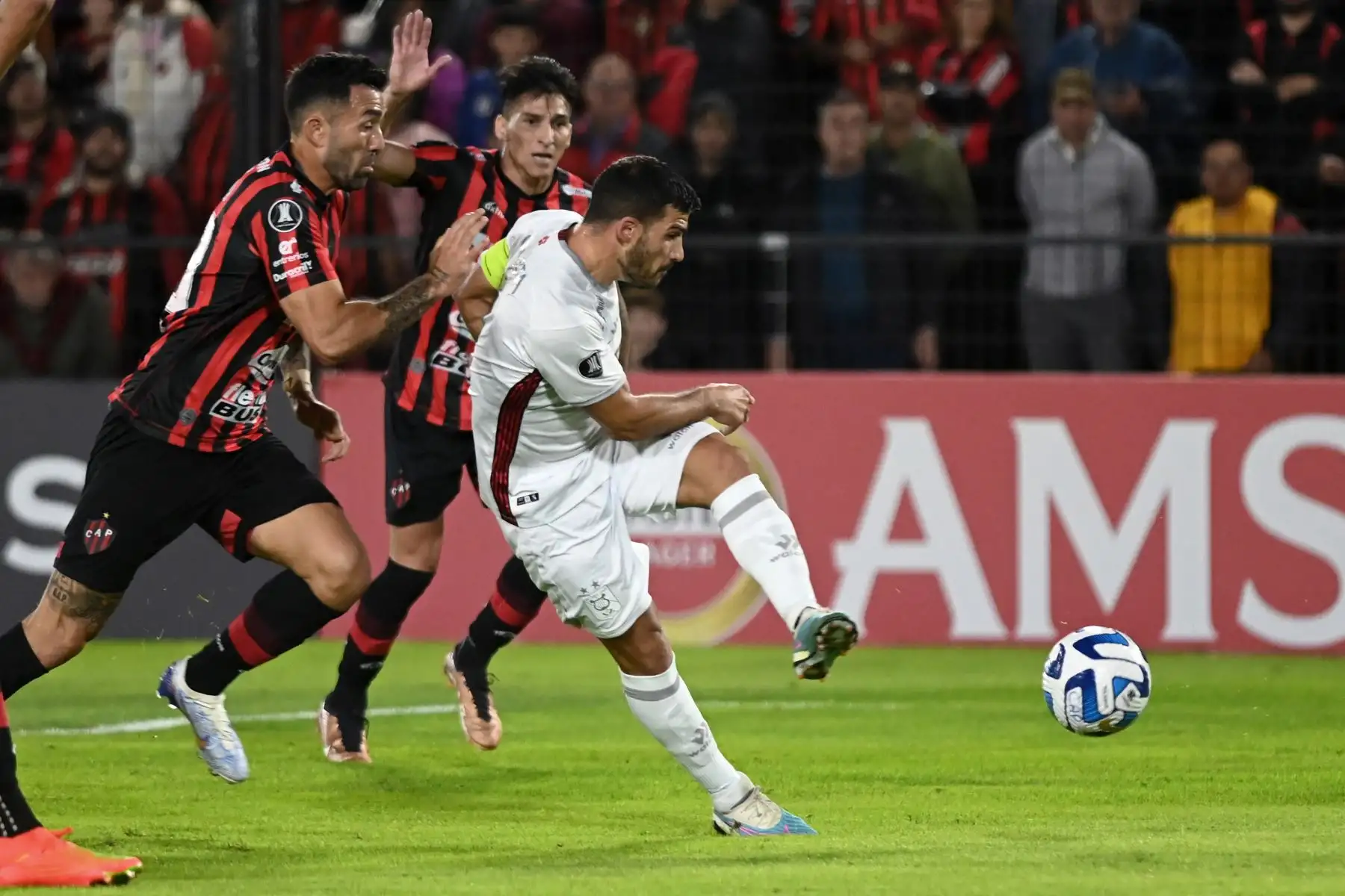 El defensor del Patronato Sergio Ojeda  y el delantero argentino de Melgar Bernardo Cuesta disputan el balón durante el partido de ida de la fase de grupos de la Copa Libertadores entre el Patronato de Argentina y Melgar de Perú. Foto:ANDINA/AFP