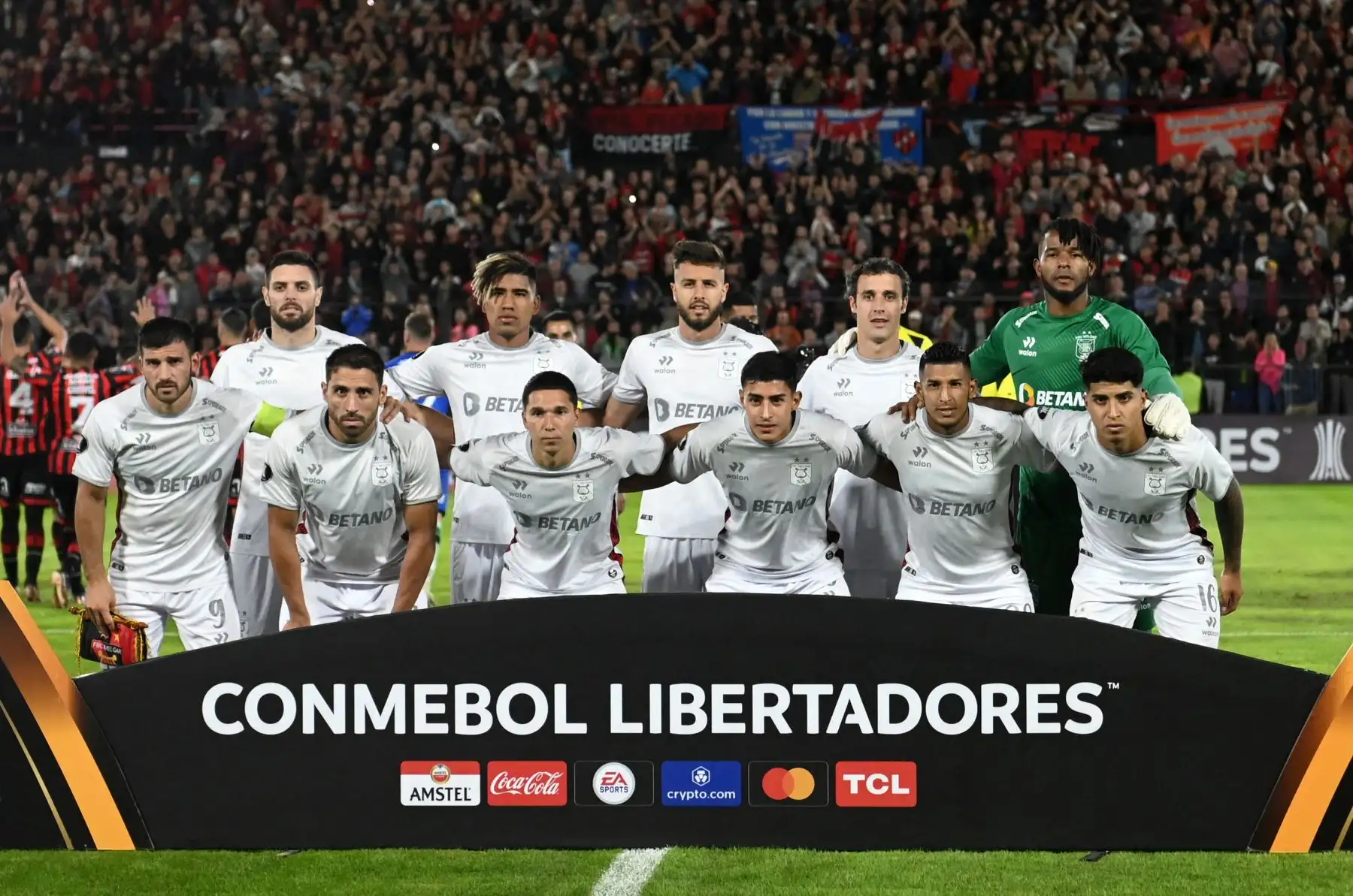 Los jugadores de Melgar posan para una foto de equipo durante el partido de ida de la fase de grupos de la Copa Libertadores entre Patronato de Argentina y Melgar de Perú. Foto: ANDINA/AFP