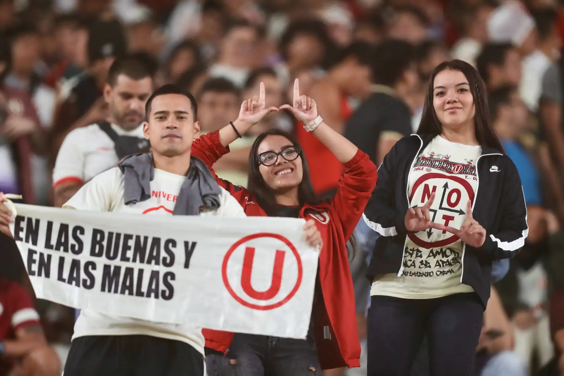 Gran ambiente y color viven los hinchas de universitario previo al encuentro por fase de grupo de la copa sudaméricana Foto: ANDINA/Ricardo Cuba