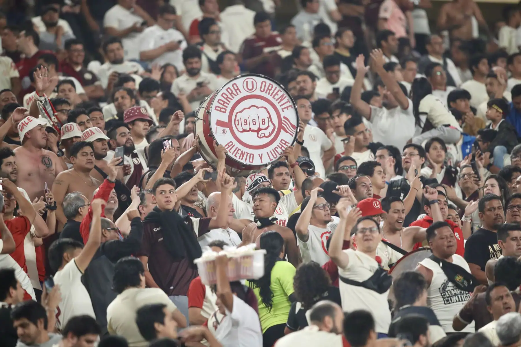 Gran ambiente y color viven los hinchas de universitario previo al encuentro por fase de grupo de la copa sudaméricana. Foto: ANDINA/Ricardo Cuba