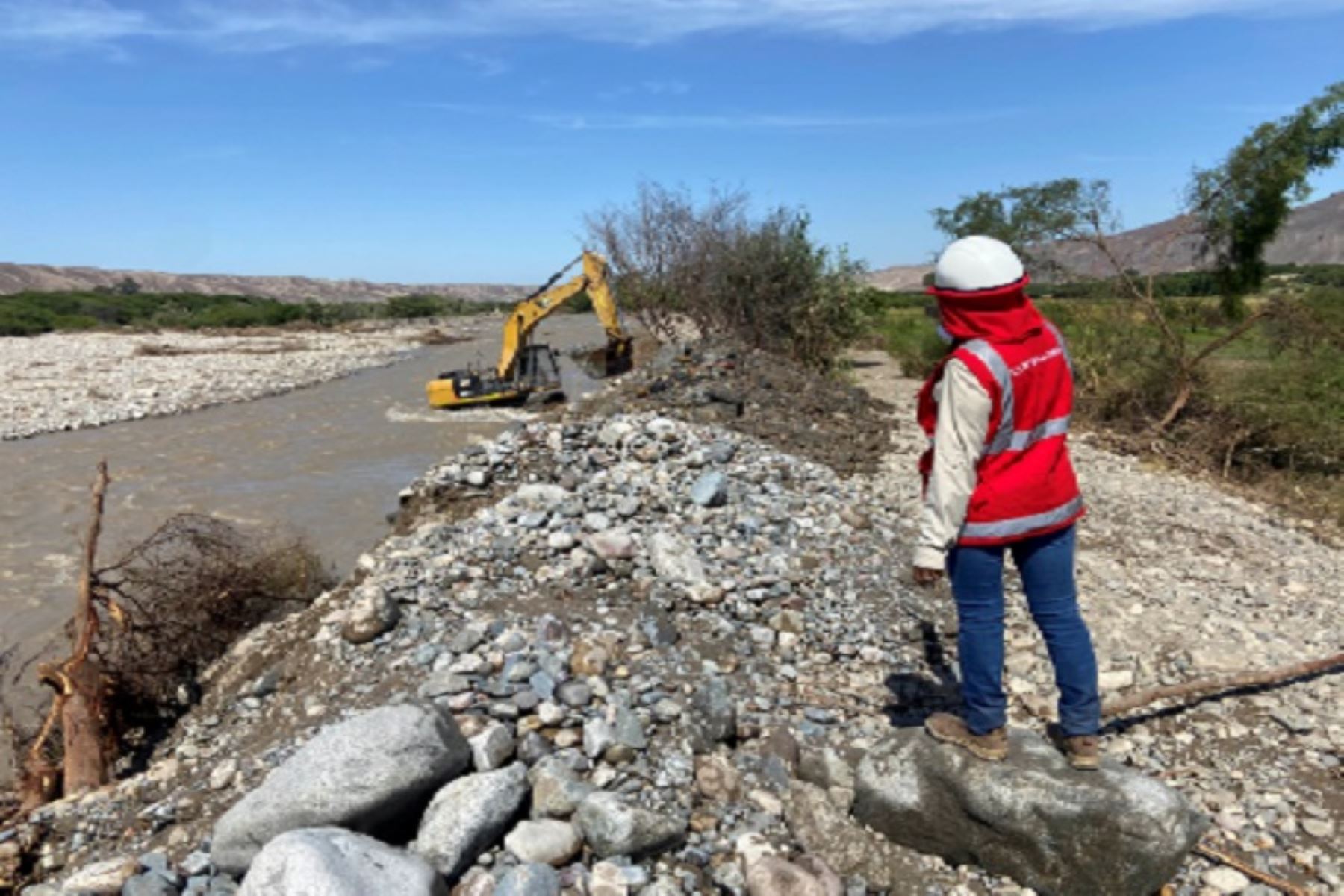 Contraloría identificó riesgos en la obra de descolmatación, limpieza y conformación de diques en el río del sector Punta de la Isla, en el distrito de Río Grande,