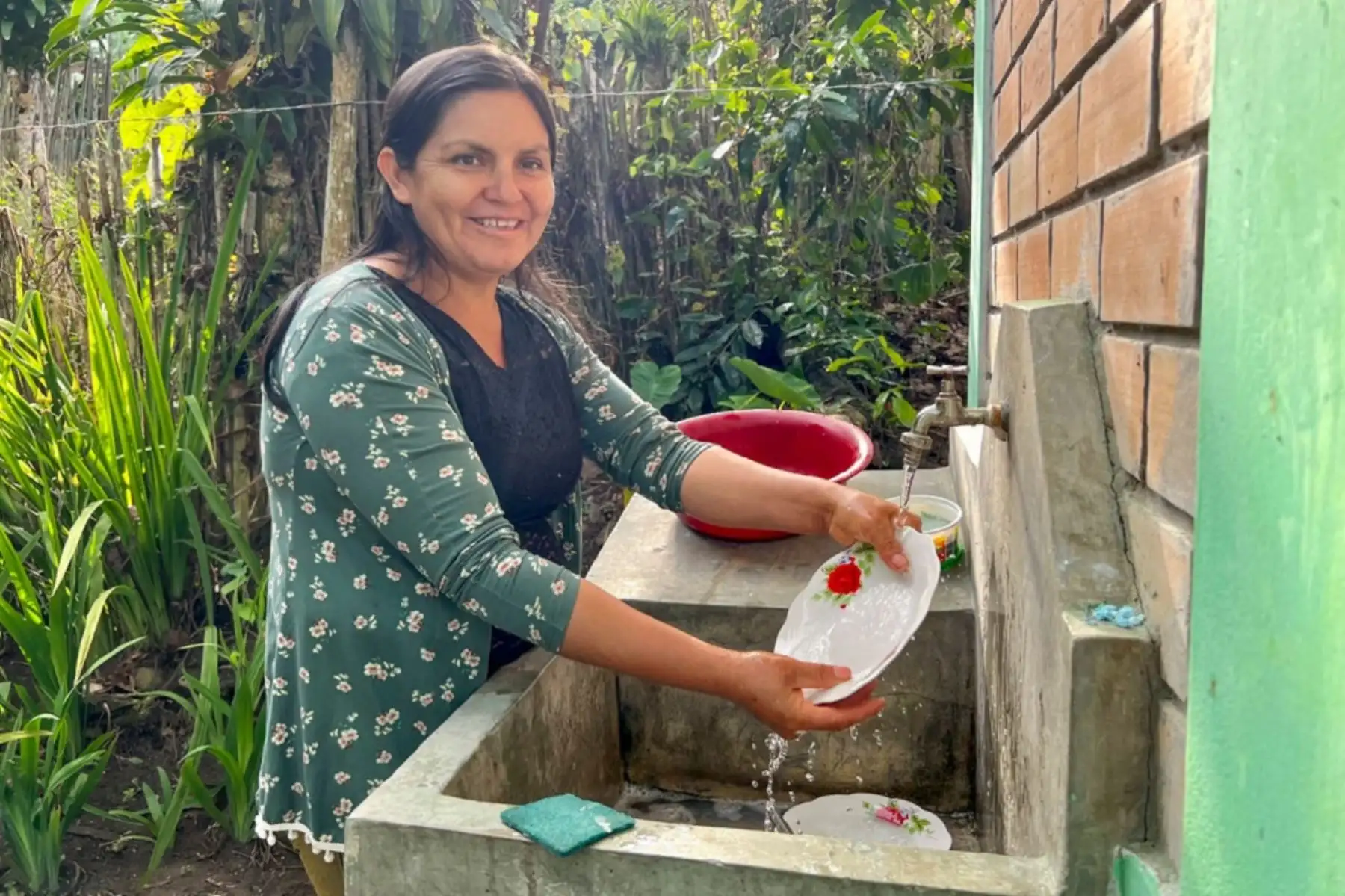 Beneficiaria del servicio de agua en la Amazonía peruana. Foto: Cortesía.