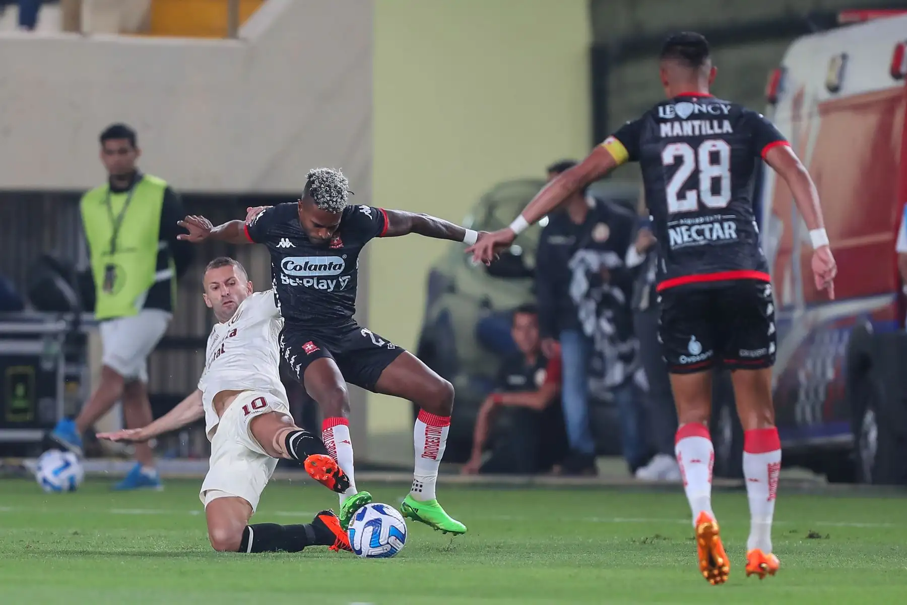 Con un gol del atacante Emmanuel Herrera en el minuto 12 del primer tiempo y otro de Matías Di Benedetto, en el 66, Universitario de Deportes derrota esta noche 2-0 a Independiente de Santa Fe de Colombia, por la tercera fecha del grupo 