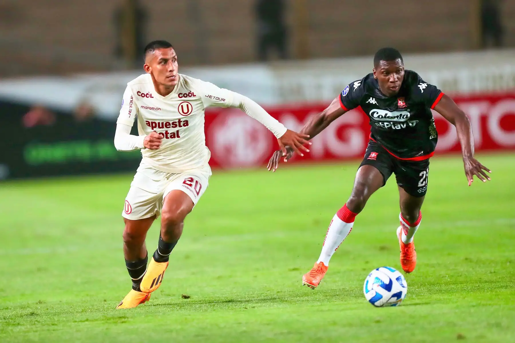 Con un gol del atacante Emmanuel Herrera en el minuto 12 del primer tiempo y otro de Matías Di Benedetto, en el 66, Universitario de Deportes derrota esta noche 2-0 a Independiente de Santa Fe de Colombia, por la tercera fecha del grupo 