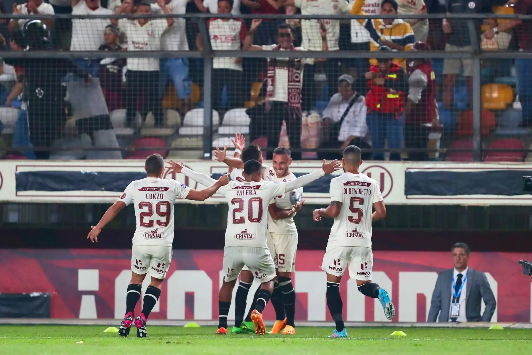Con un gol del atacante Emmanuel Herrera en el minuto 12 del primer tiempo y otro de Matías Di Benedetto, en el 66, Universitario de Deportes derrota esta noche 2-0 a Independiente de Santa Fe de Colombia, por la tercera fecha del grupo 