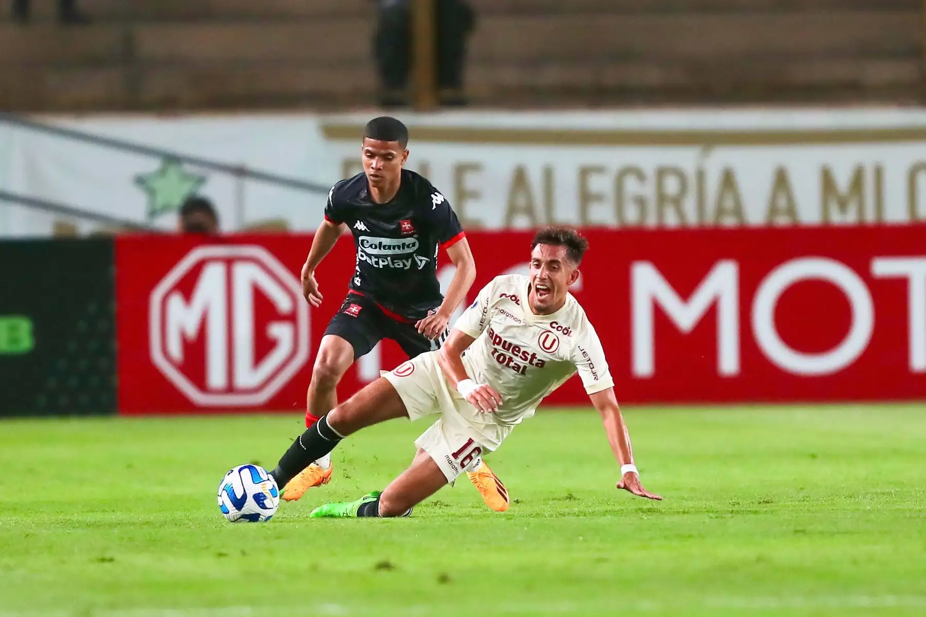 Con un gol del atacante Emmanuel Herrera en el minuto 12 del primer tiempo y otro de Matías Di Benedetto, en el 66, Universitario de Deportes derrota esta noche 2-0 a Independiente de Santa Fe de Colombia, por la tercera fecha del grupo 
