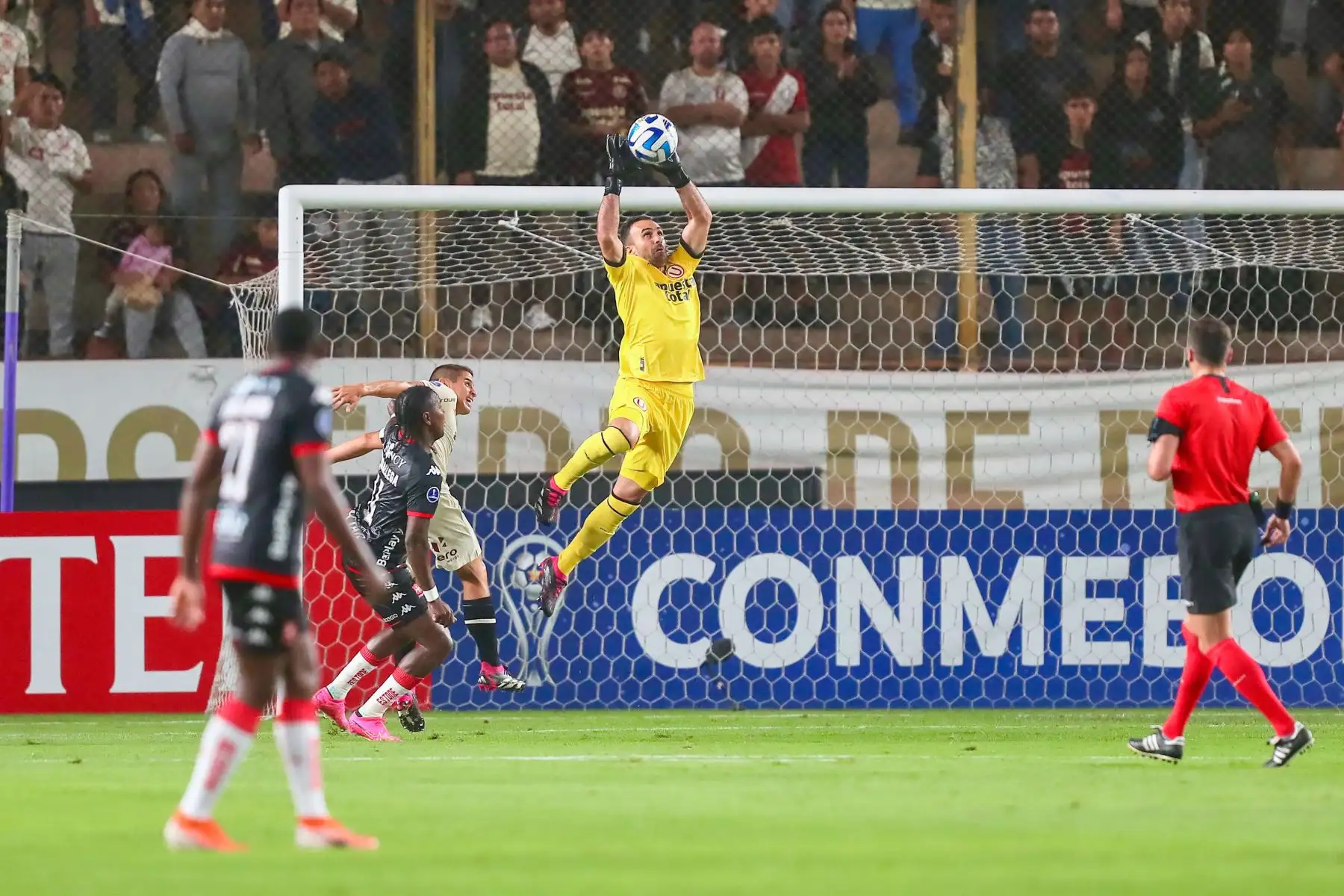 Con un gol del atacante Emmanuel Herrera en el minuto 12 del primer tiempo y otro de Matías Di Benedetto, en el 66, Universitario de Deportes derrota esta noche 2-0 a Independiente de Santa Fe de Colombia, por la tercera fecha del grupo 
