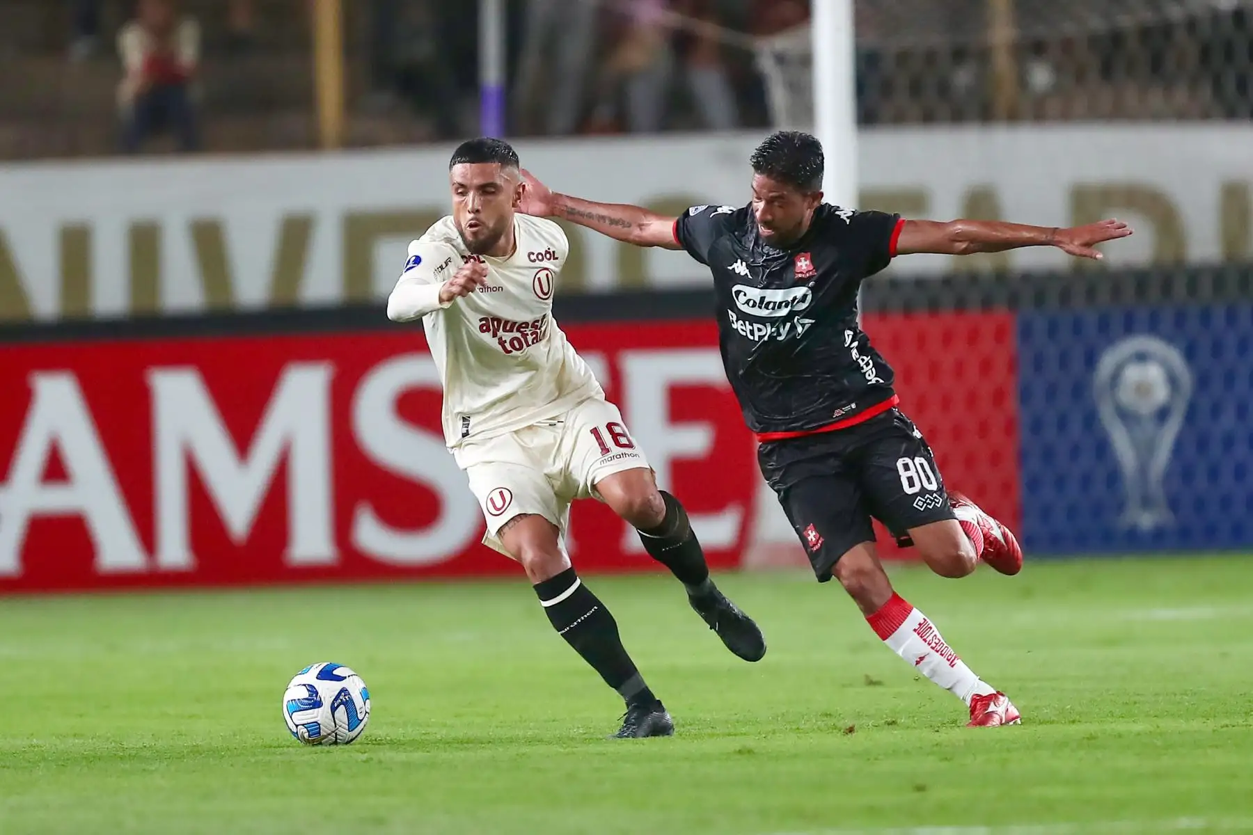 Con un gol del atacante Emmanuel Herrera en el minuto 12 del primer tiempo y otro de Matías Di Benedetto, en el 66, Universitario de Deportes derrota esta noche 2-0 a Independiente de Santa Fe de Colombia, por la tercera fecha del grupo 