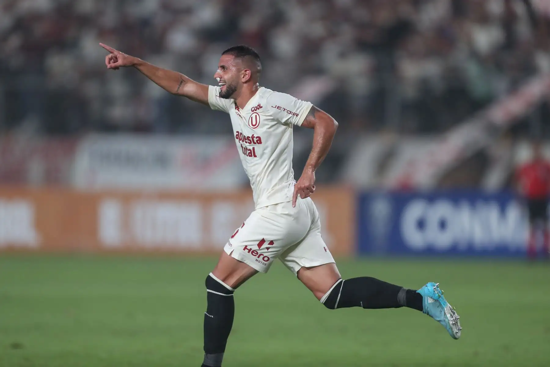Con un gol del atacante Emmanuel Herrera en el minuto 12 del primer tiempo y otro de Matías Di Benedetto, en el 66, Universitario de Deportes derrota esta noche 2-0 a Independiente de Santa Fe de Colombia, por la tercera fecha del grupo 