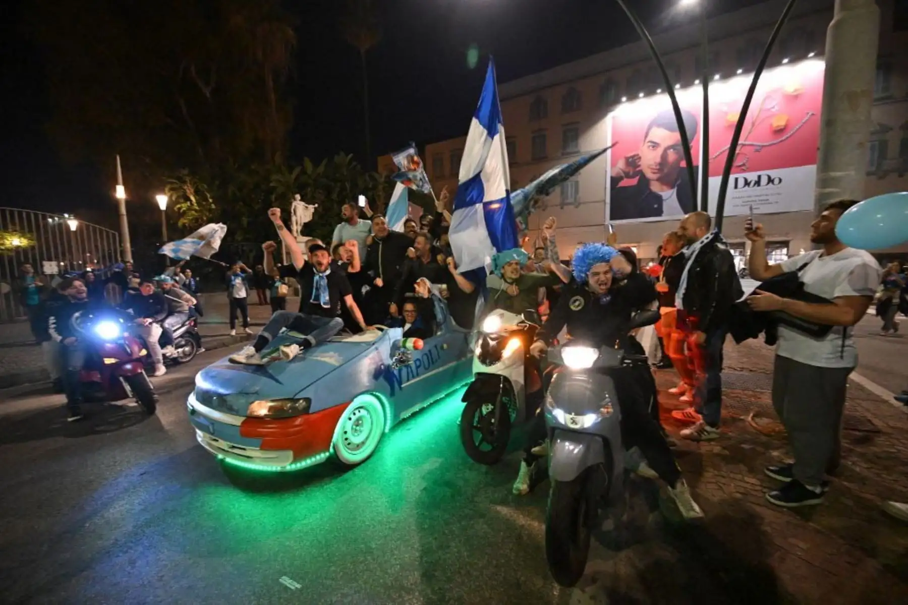 Fanáticos del SSC Napoli celebran en Nápoles después de que Napoli ganó el título de campeón italiano "Scudetto" después de un partido decisivo en Udine. Foto: AFP